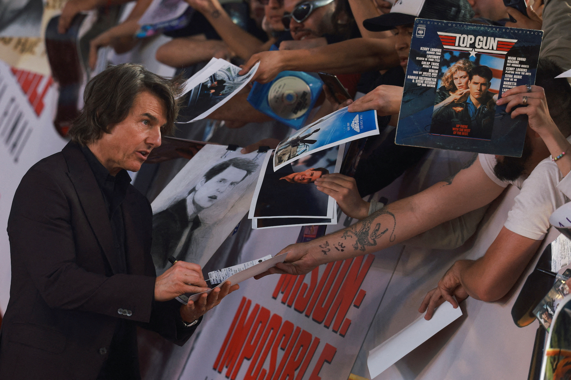 Tom Cruise và Brad Pitt gây chú ý khi tái ngộ sau 24 năm - Ảnh 5.