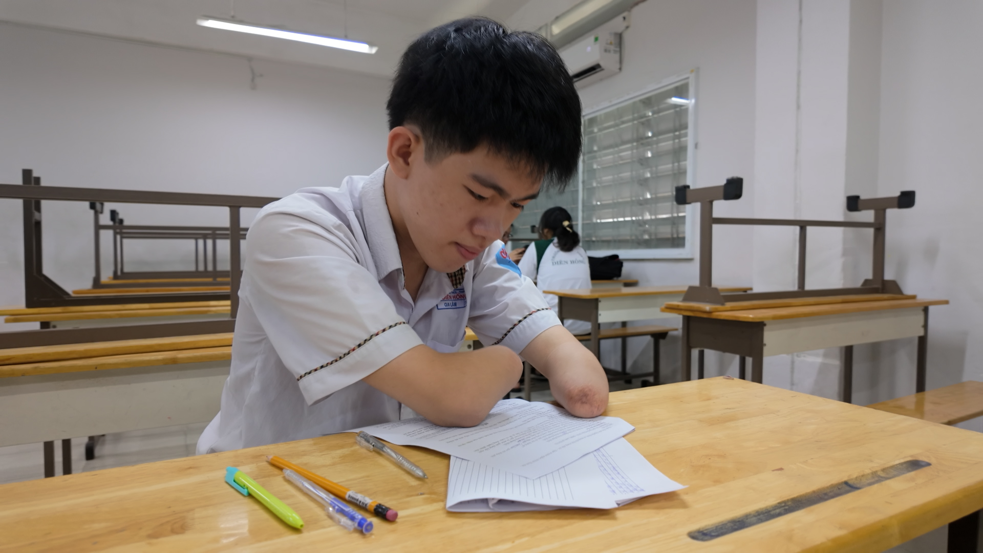 Thi tốt nghiệp THPT 2025: Ước mơ thiết kế đồ họa của cậu học trò ‘chim cánh cụt’ mất tứ chi- Ảnh 2. Thi tốt nghiệp THPT 2025: Ước mơ thiết kế đồ họa của cậu học trò ‘chim cánh cụt’ mất tứ chi- Ảnh 2.