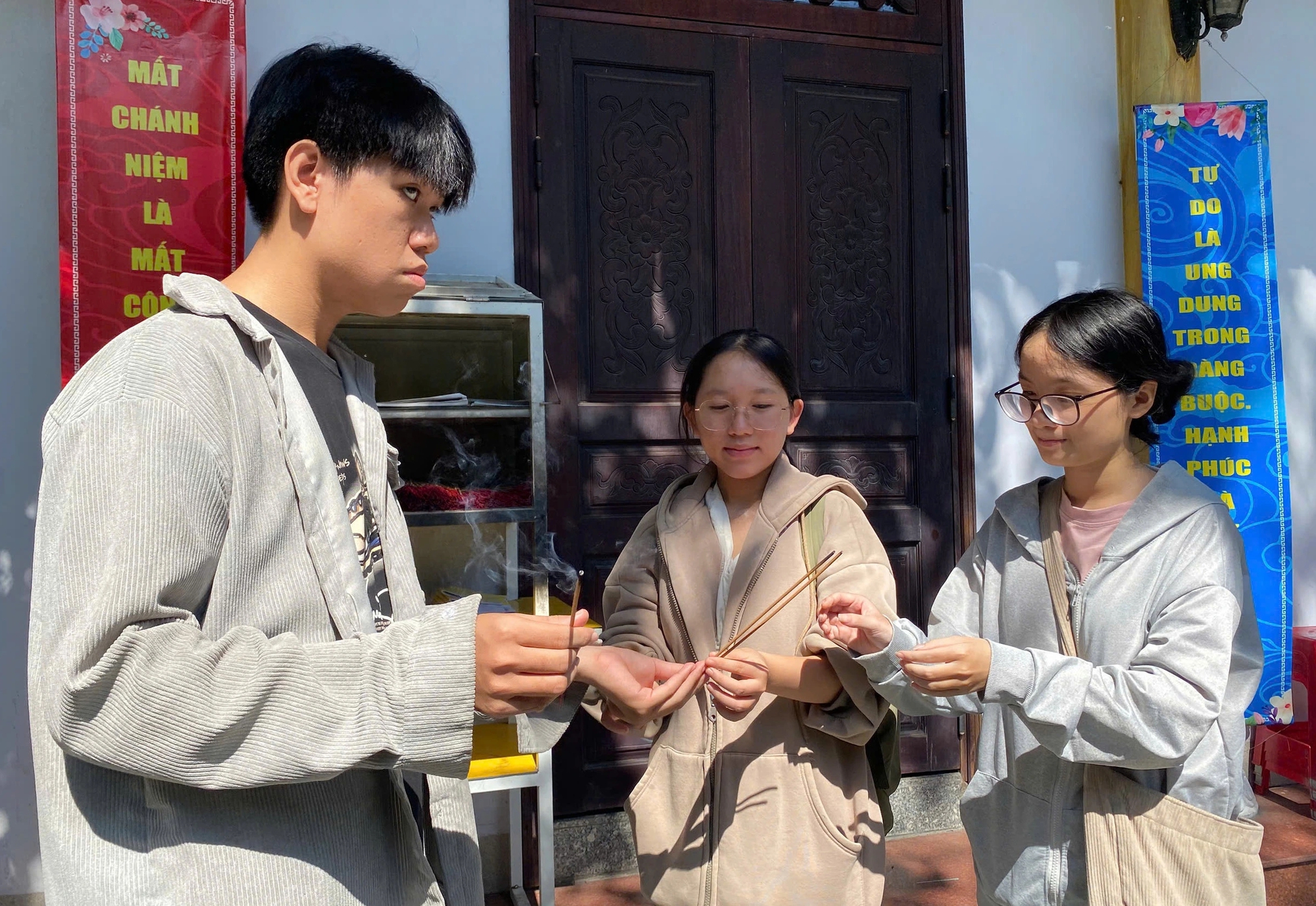 Sĩ tử miền Trung lên chùa cầu may trước kỳ thi tốt nghiệp THPT 2025