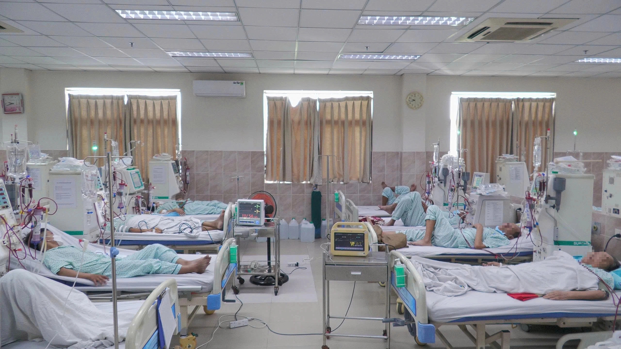 Suy thận rình rập người trẻ: Sự sống gắn với máy lọc máu ở tuổi 23 - Ảnh 1.