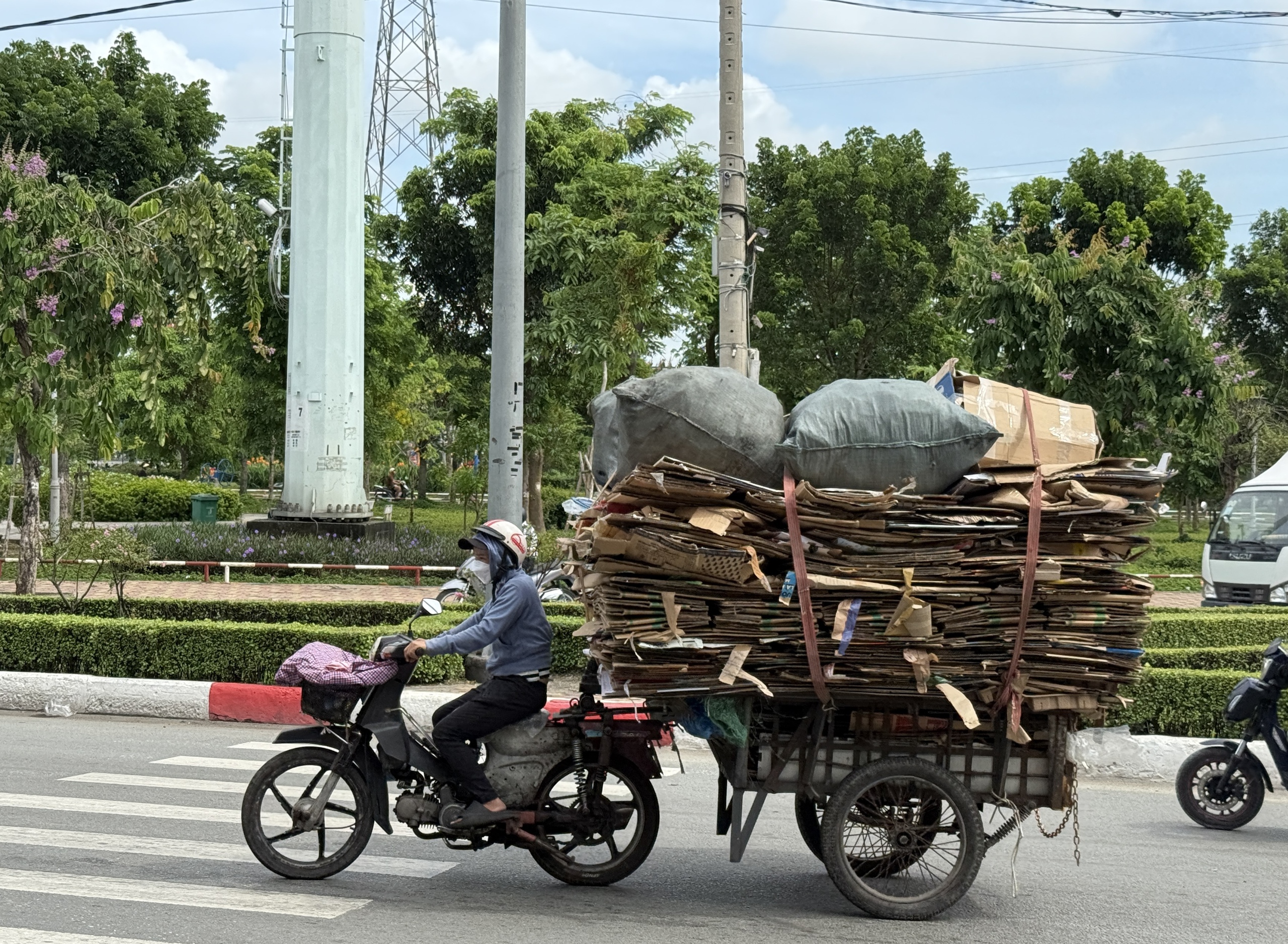 CSGT phạt xe cồng kềnh, người chở hàng hơn 200 kg nói vì hoàn cảnh CSGT phạt xe cồng kềnh, người chở hàng hơn 200 kg nói vì hoàn cảnh