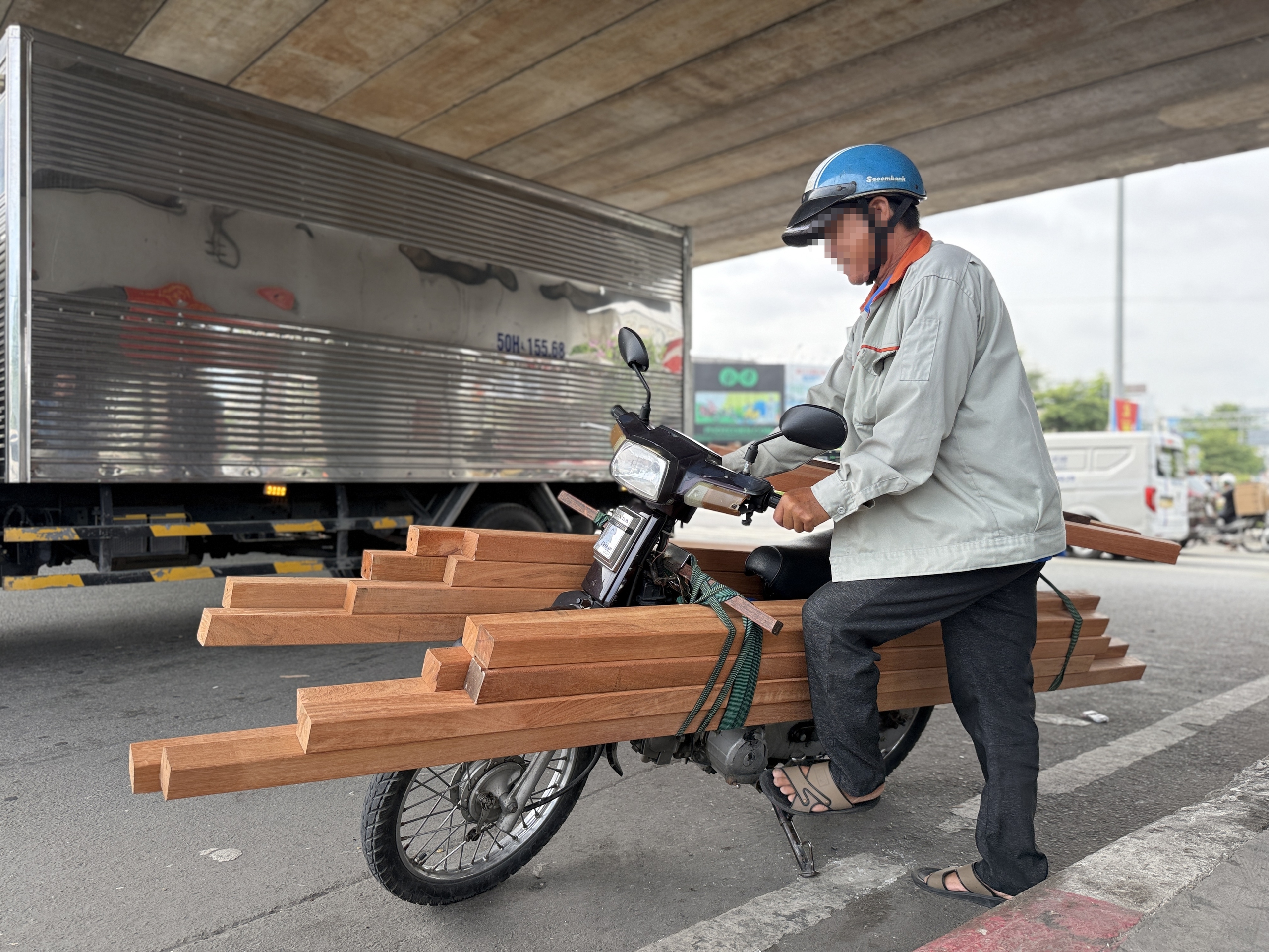 CSGT phạt xe cồng kềnh, người chở hàng hơn 200kg nói vì hoàn cảnh - Ảnh 2.