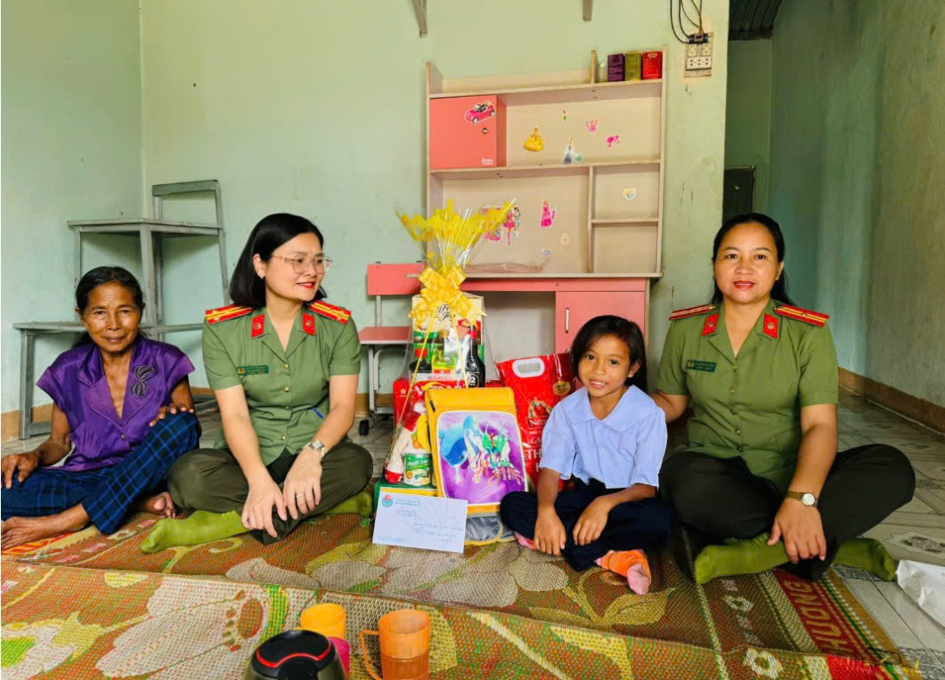 Nữ công an tỉnh Kon Tum trở thành mẹ đỡ đầu của trẻ mồ côi - Ảnh 8.