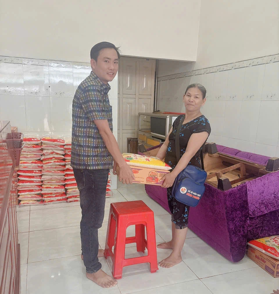 Người bán vé số nhận quà từ chàng trai trúng độc đắc: ‘Thấy mình không bị lãng quên’ Người bán vé số nhận quà từ chàng trai trúng độc đắc: ‘Thấy mình không bị lãng quên’