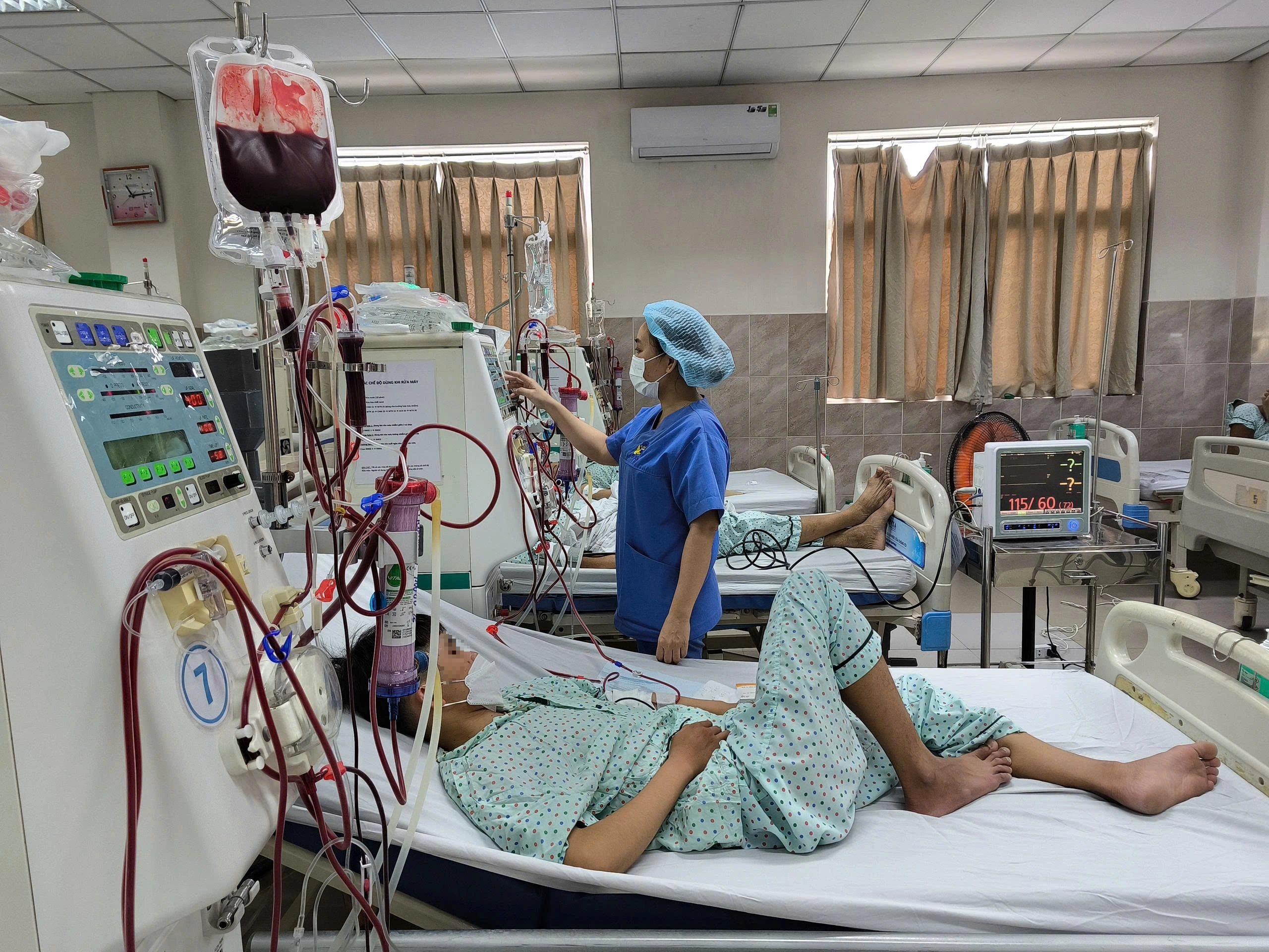 Suy thận rình rập người trẻ: Sự sống gắn với máy lọc máu ở tuổi 23 - Ảnh 3.