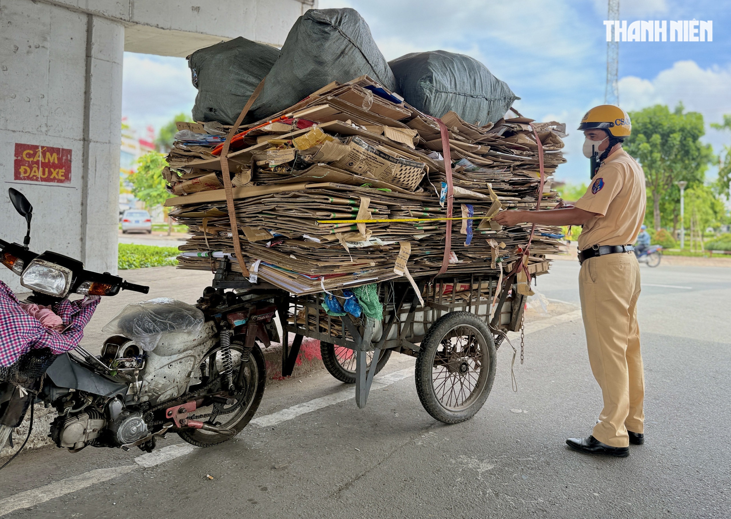 Người chở hàng cồng kềnh bị CSGT phạt: ‘Biết sai nhưng… vì hoàn cảnh’