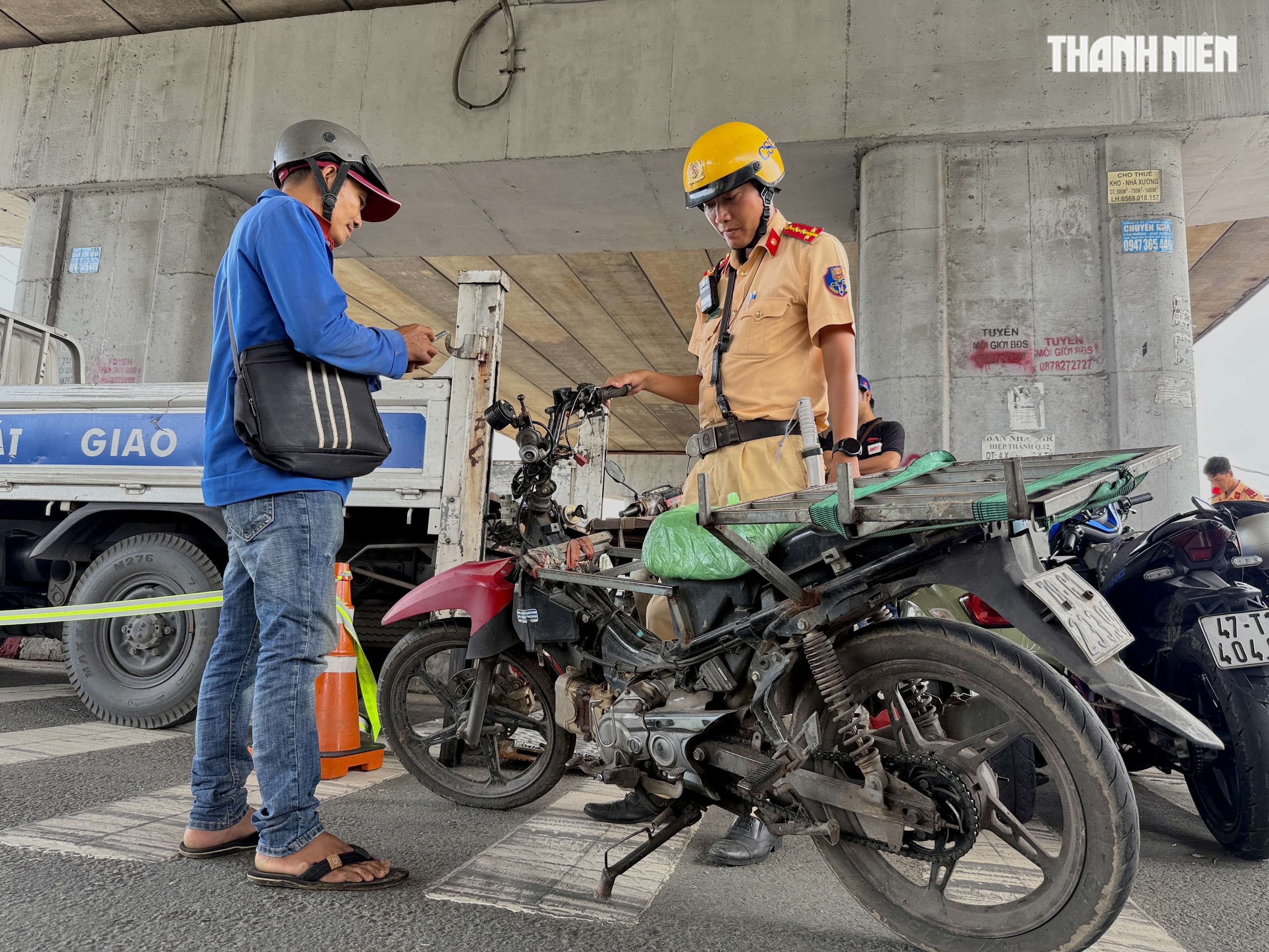 Người chở hàng cồng kềnh bị CSGT phạt: 'Biết lỗi vi phạm, nhưng...' - Ảnh 8.
