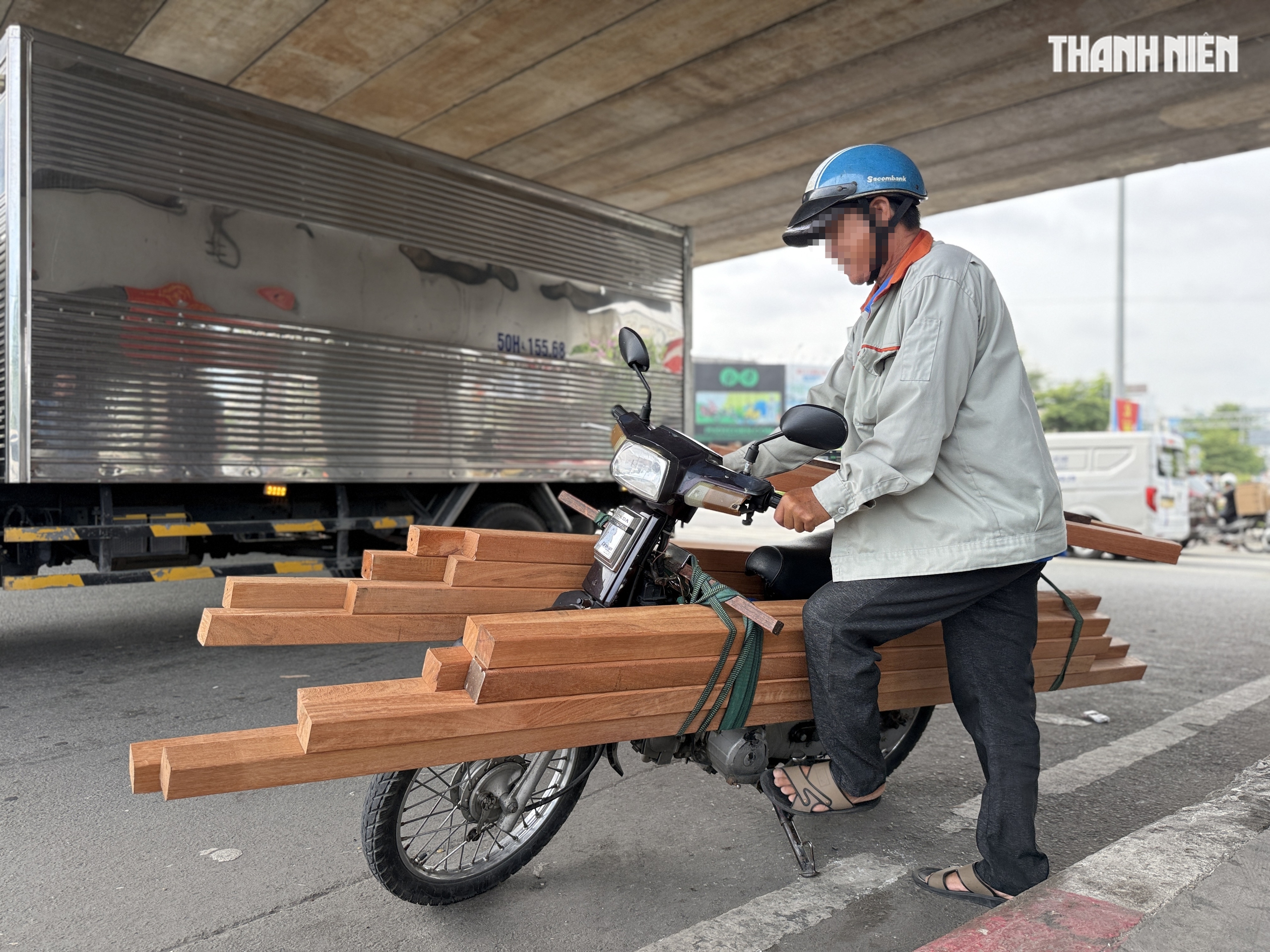 Người chở hàng cồng kềnh bị CSGT phạt: 'Biết lỗi vi phạm, nhưng...' - Ảnh 4.