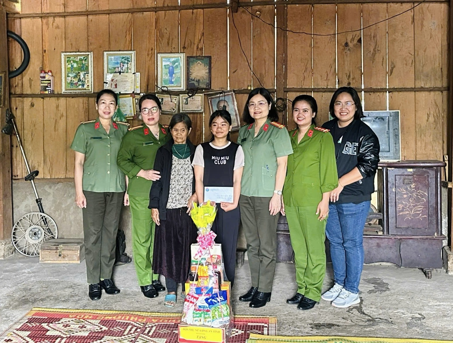 Nữ công an tỉnh Kon Tum trở thành mẹ đỡ đầu của trẻ mồ côi - Ảnh 6.