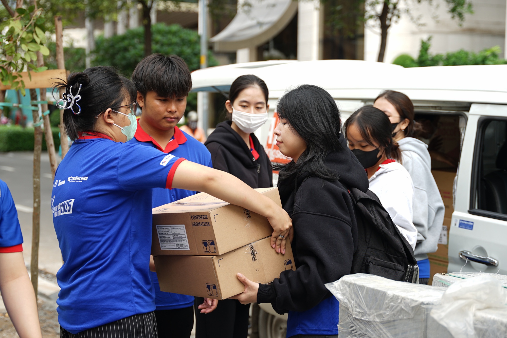 Tất bật vận chuyển vật phẩm tiếp sức th&iacute; sinh- Ảnh 1.