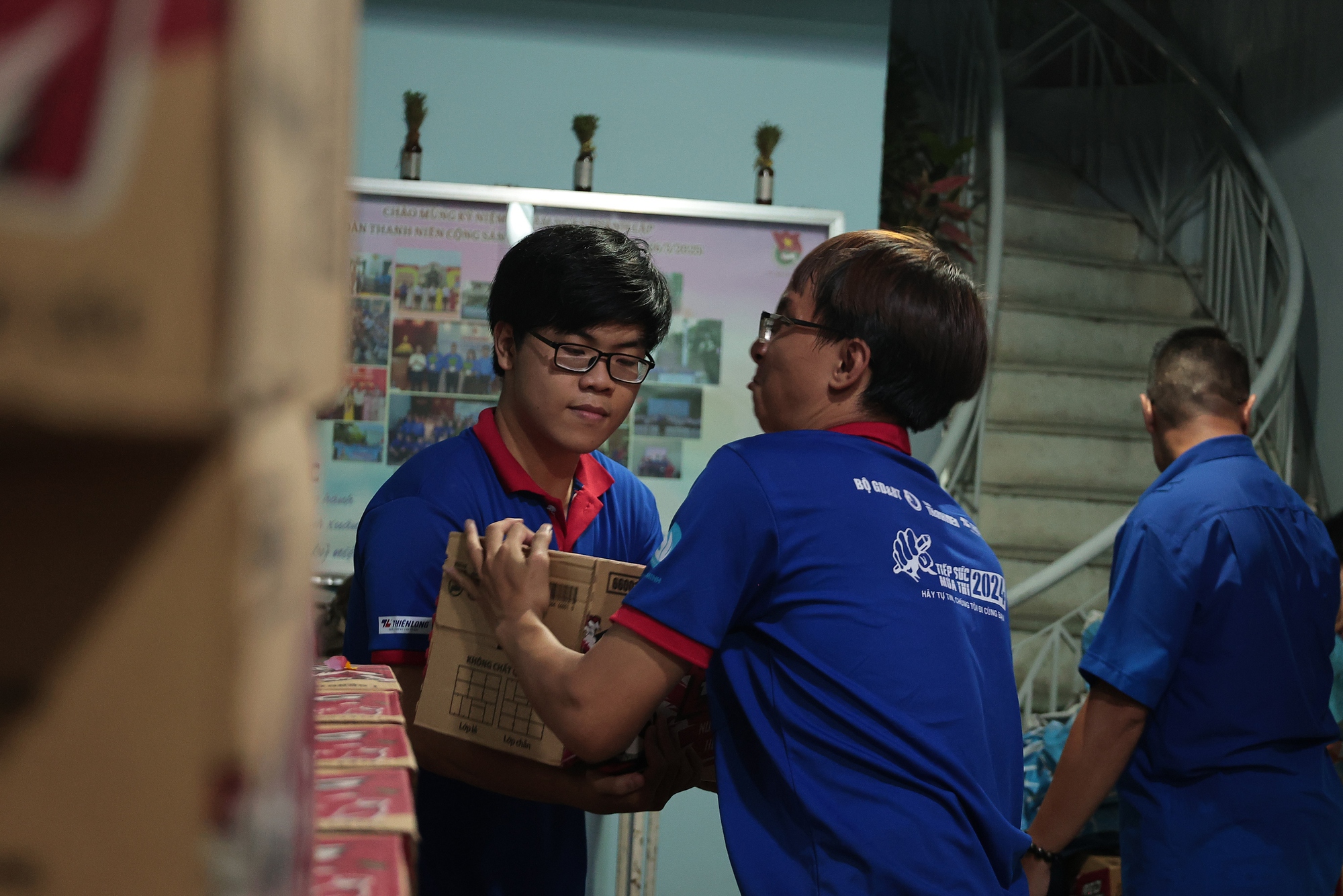 Tất bật vận chuyển vật phẩm tiếp sức th&iacute; sinh- Ảnh 2.