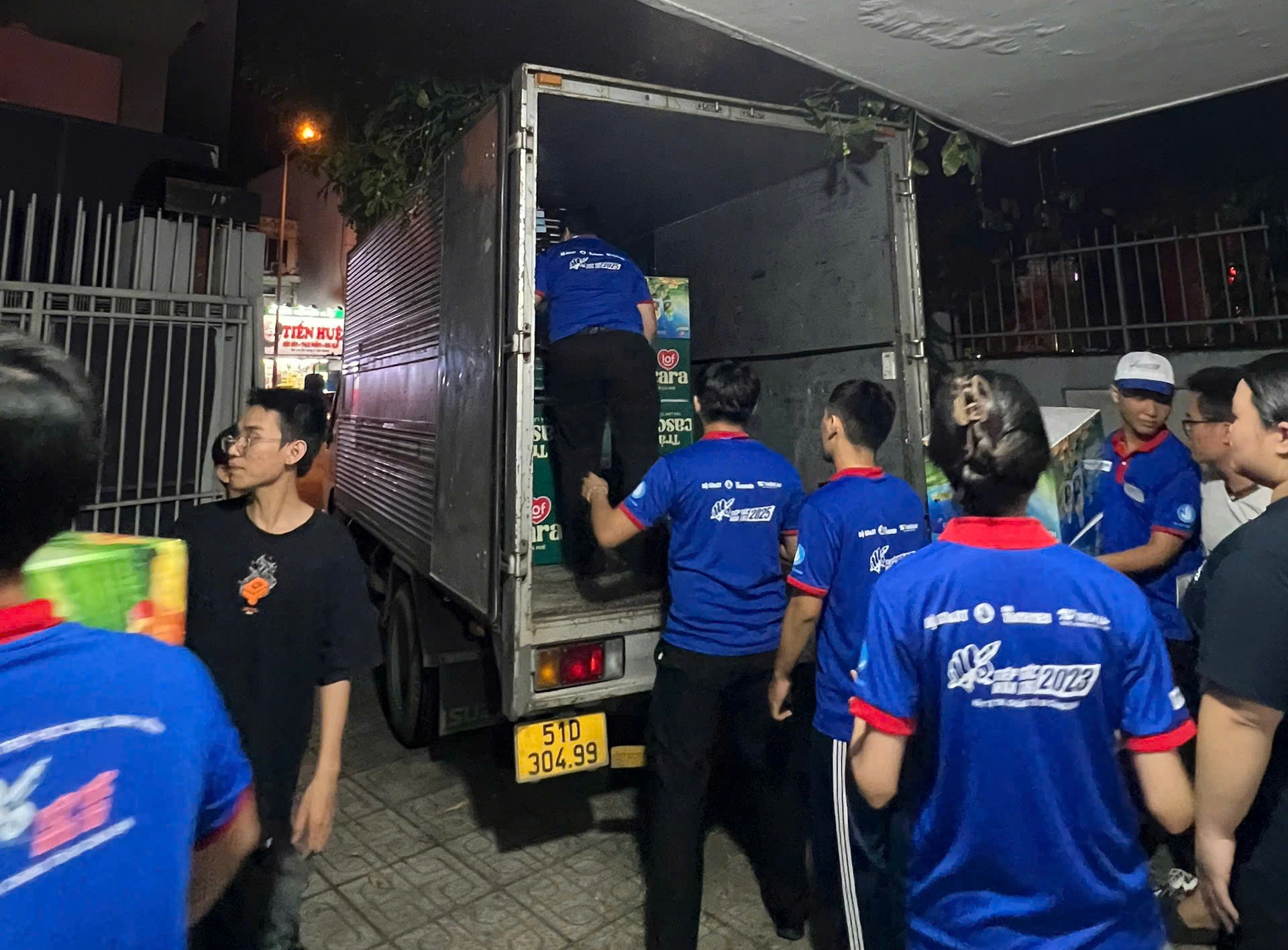 Tất bật vận chuyển vật phẩm tiếp sức th&iacute; sinh- Ảnh 3.