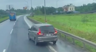 Lùi xe trên cao tốc, nữ tài xế bị phạt 35 triệu đồng- Ảnh 1. Lùi xe trên cao tốc, nữ tài xế bị phạt 35 triệu đồng- Ảnh 1.