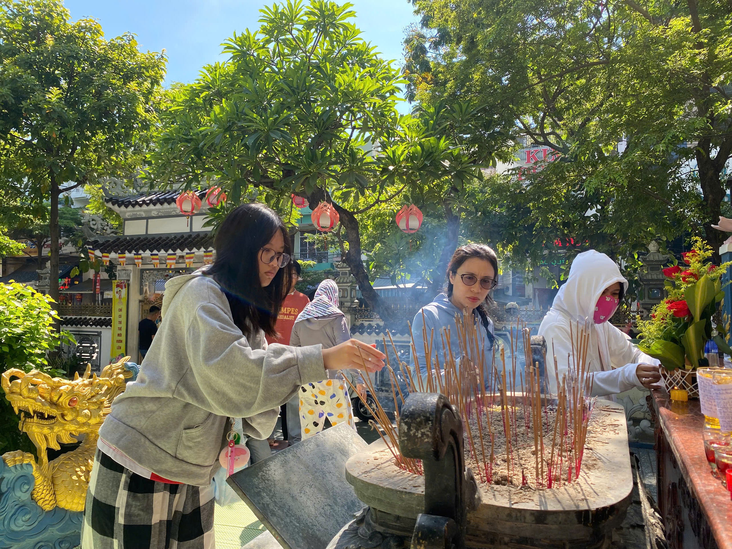 Sĩ tử miền Trung lên chùa cầu may trước kỳ thi tốt nghiệp THPT 2025 - Ảnh 5.