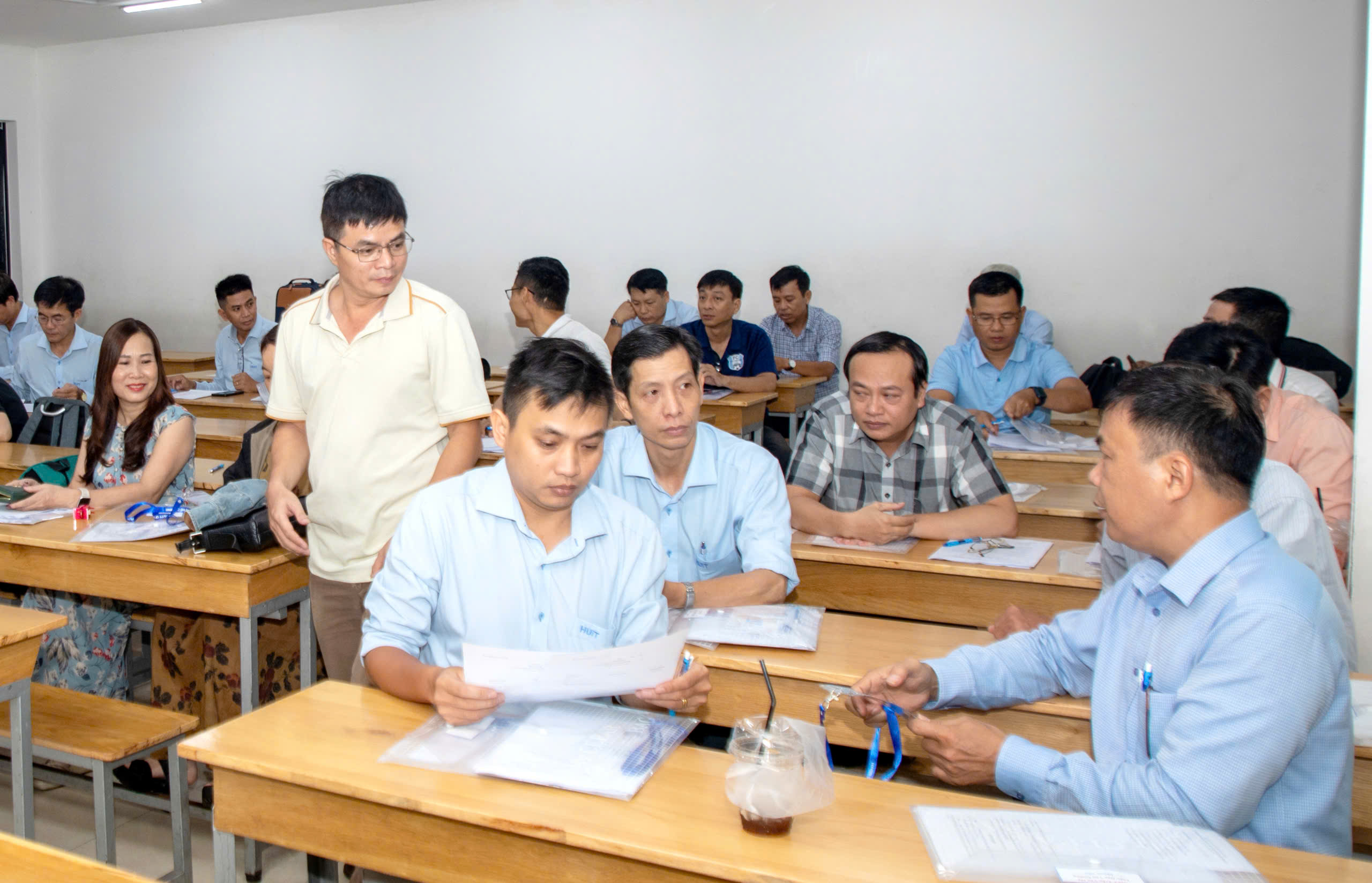 Thi tốt nghiệp THPT 2025: Một kỳ thi có 2 quy chế, 2 bộ đề - Ảnh 1.