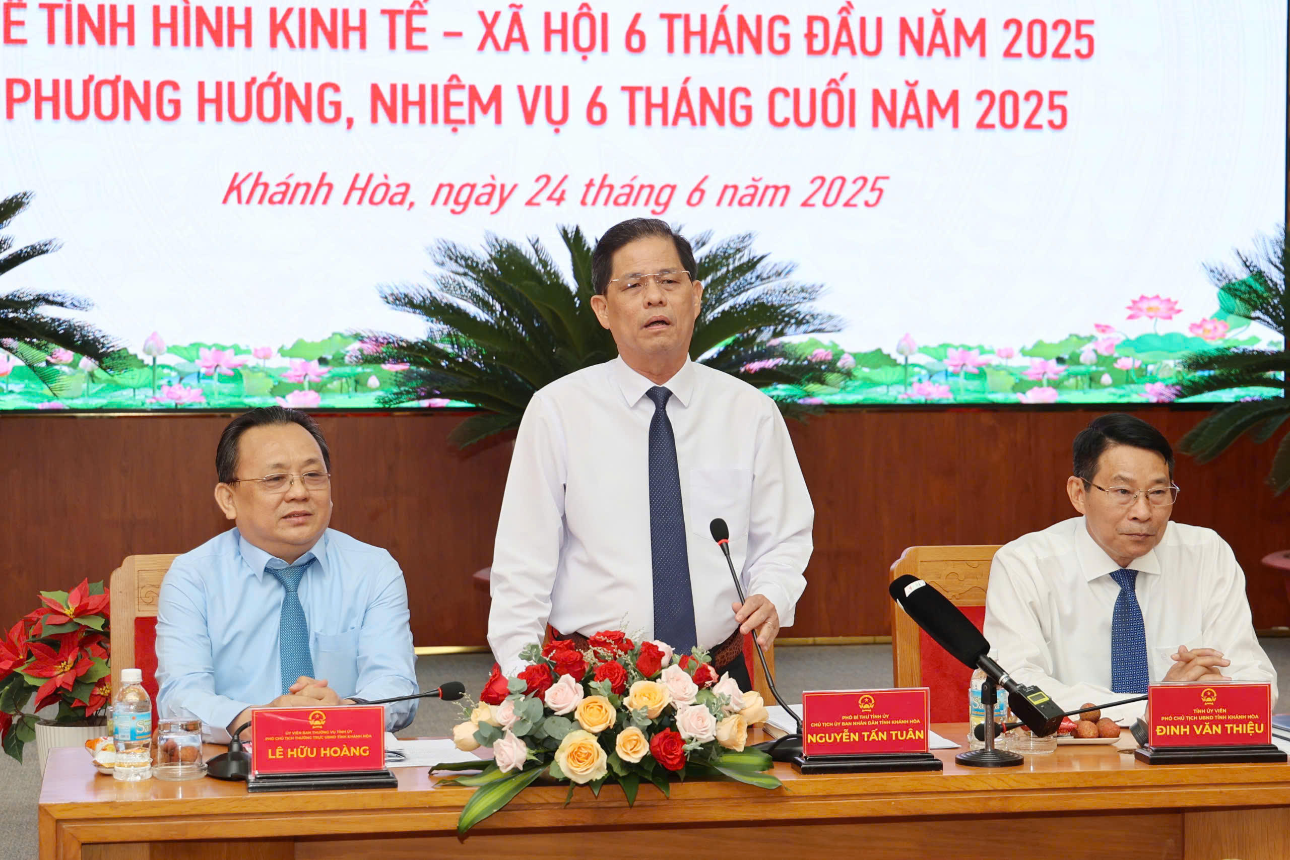 Ba lãnh đạo tỉnh Khánh Hòa xin nghỉ hưu trước tuổi từ đầu tháng 7- Ảnh 1. Ba lãnh đạo tỉnh Khánh Hòa xin nghỉ hưu trước tuổi từ đầu tháng 7- Ảnh 1.