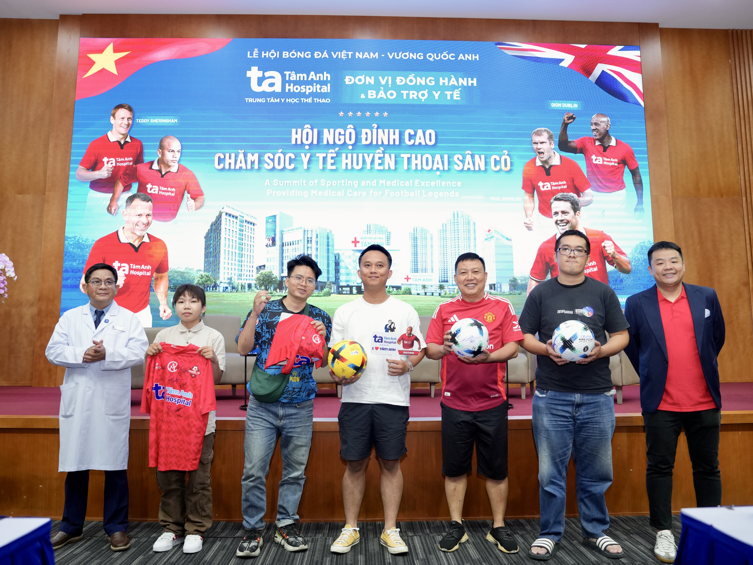 Teddy Sheringham và các huyền thoại ‘Man đỏ’ tạo ấn tượng mạnh tại Bệnh viện đa khoa Tâm Anh - Ảnh 8. Teddy Sheringham và các huyền thoại ‘Man đỏ’ tạo ấn tượng mạnh tại Bệnh viện đa khoa Tâm Anh - Ảnh 8.