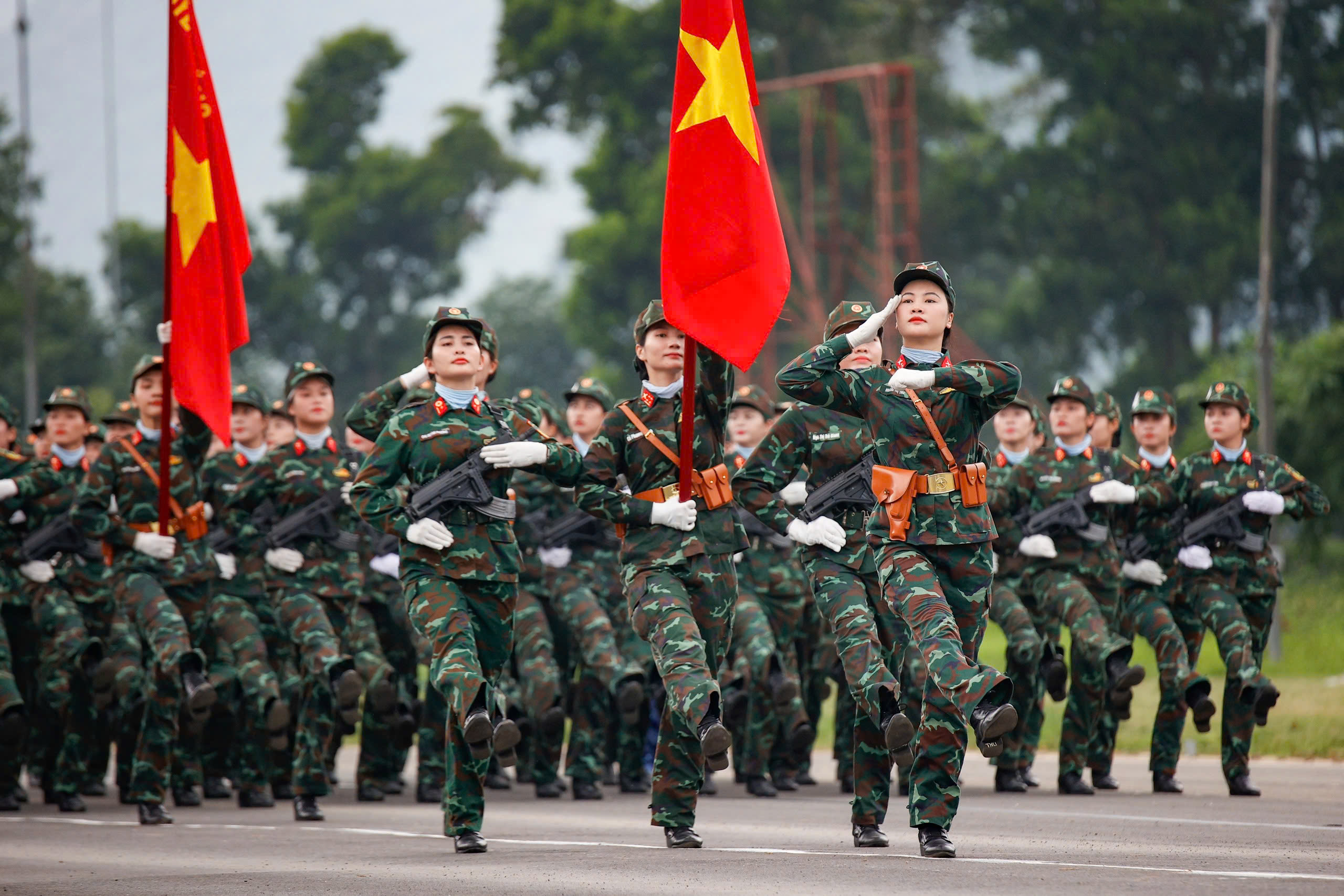 Hàng nghìn nữ chiến sĩ đổ mồ hôi trong buổi hợp luyện nhiệm vụ A80- Ảnh 5. Hàng nghìn nữ chiến sĩ đổ mồ hôi trong buổi hợp luyện nhiệm vụ A80- Ảnh 5.