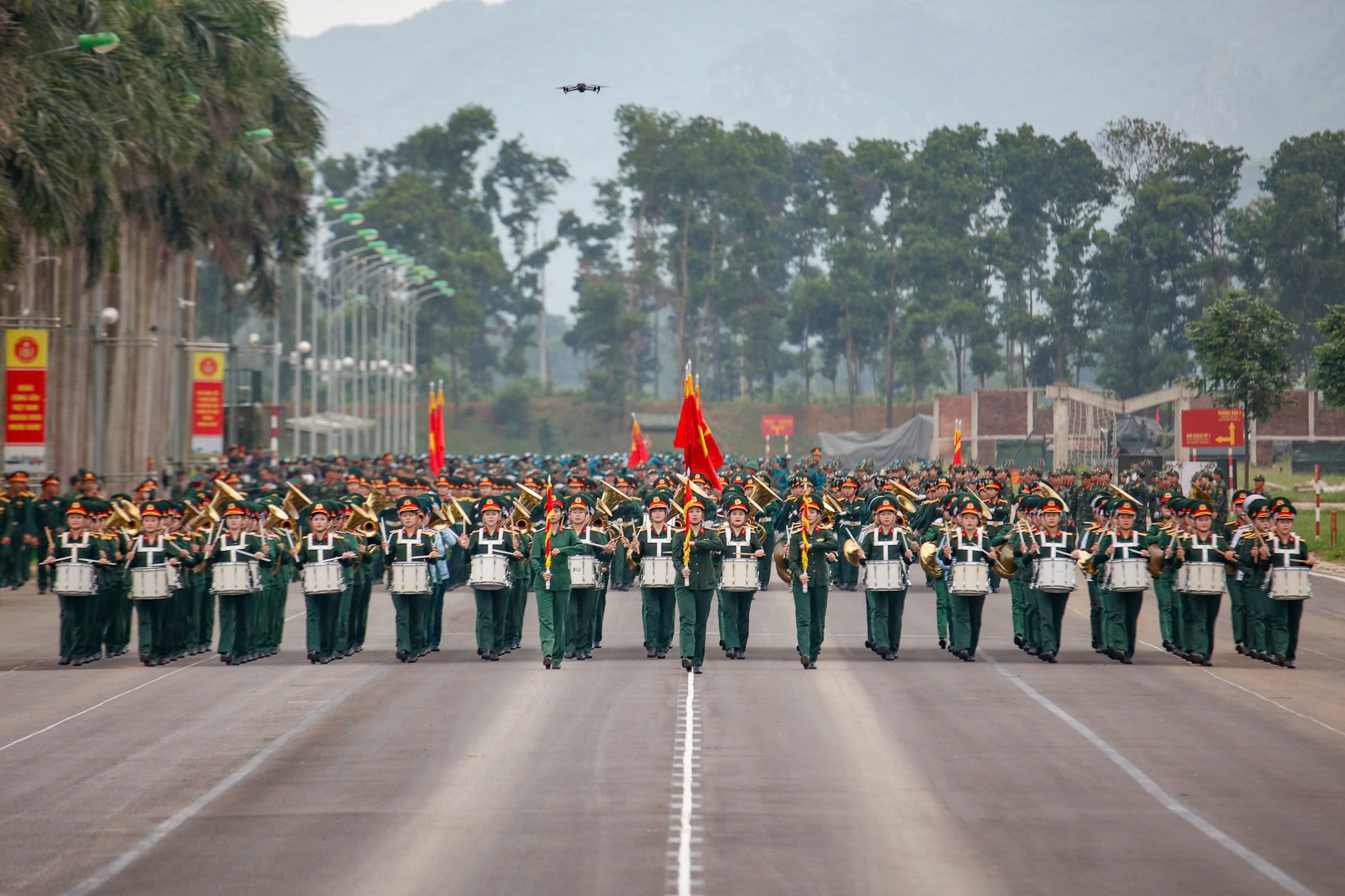 Hàng nghìn nữ chiến sĩ đổ mồ hôi trong buổi hợp luyện nhiệm vụ A80 Hàng nghìn nữ chiến sĩ đổ mồ hôi trong buổi hợp luyện nhiệm vụ A80