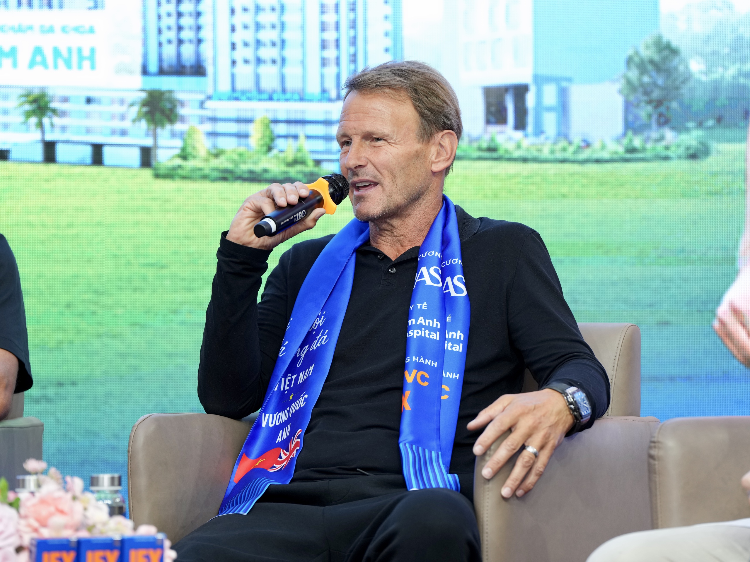 Teddy Sheringham và các huyền thoại ‘Man đỏ’ tạo ấn tượng mạnh tại Bệnh viện đa khoa Tâm Anh - Ảnh 12. Teddy Sheringham và các huyền thoại ‘Man đỏ’ tạo ấn tượng mạnh tại Bệnh viện đa khoa Tâm Anh - Ảnh 12.