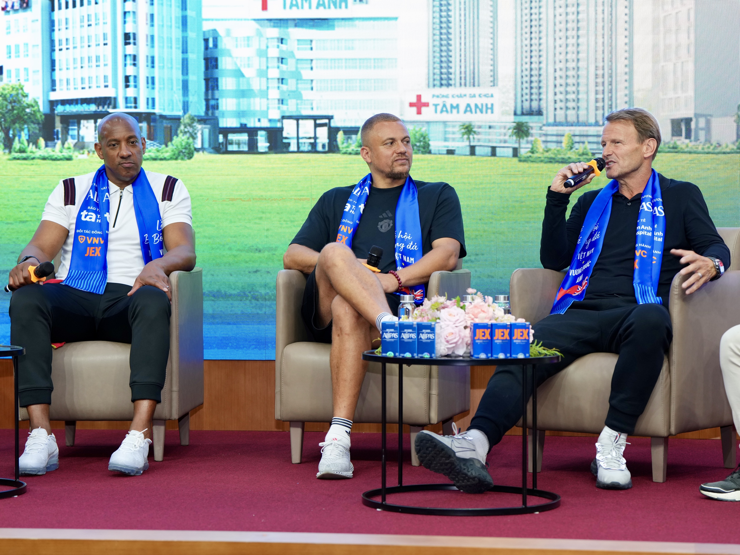Teddy Sheringham và các huyền thoại ‘Man đỏ’ tạo ấn tượng mạnh tại Bệnh viện đa khoa Tâm Anh - Ảnh 13. Teddy Sheringham và các huyền thoại ‘Man đỏ’ tạo ấn tượng mạnh tại Bệnh viện đa khoa Tâm Anh - Ảnh 13.