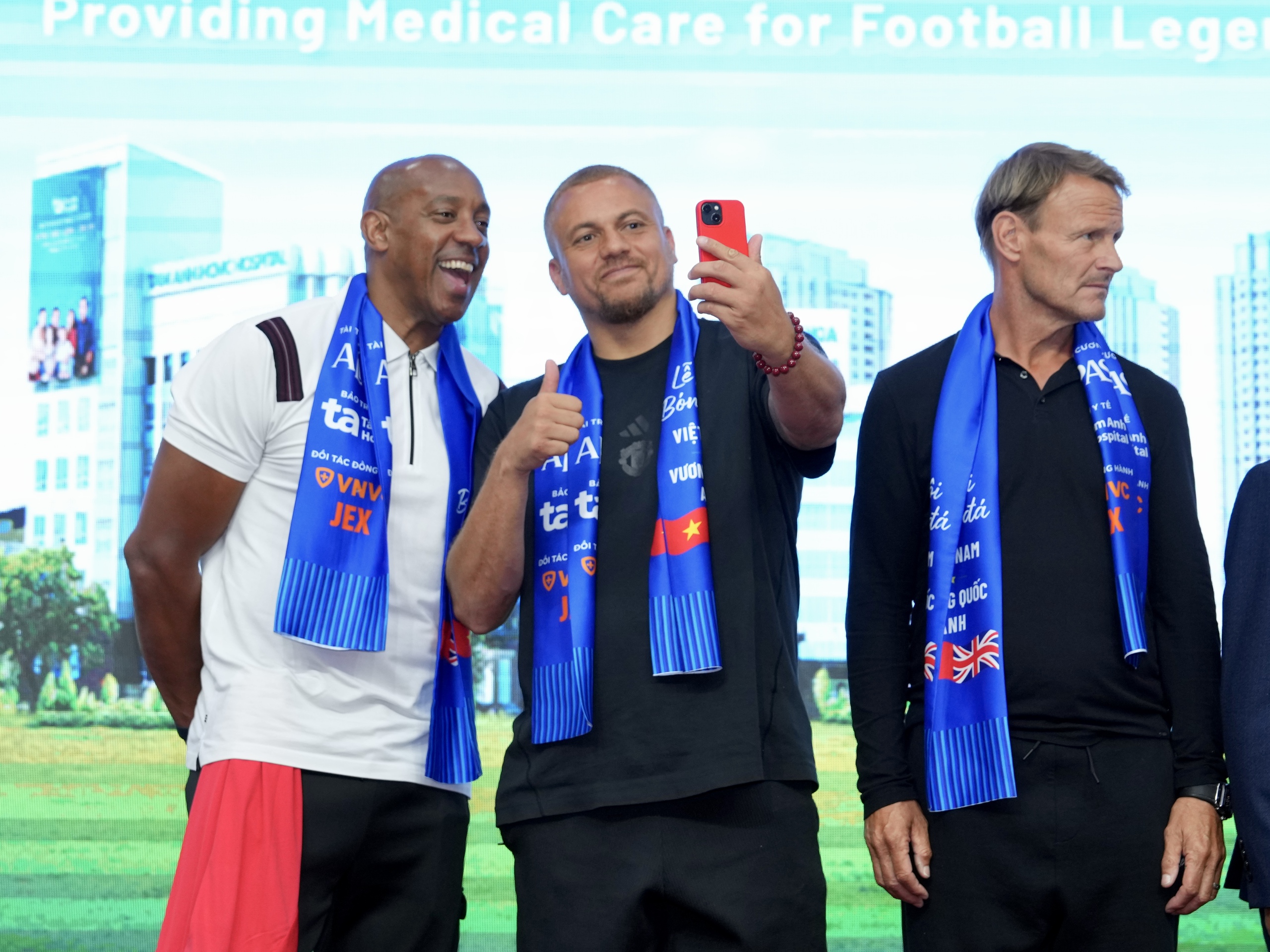 تيدي شيرينغهام وأساطير Teddy Sheringham và các huyền thoại ‘Man đỏ’ tạo ấn tượng mạnh tại Bệnh viện đa khoa Tâm Anh - Ảnh 14.