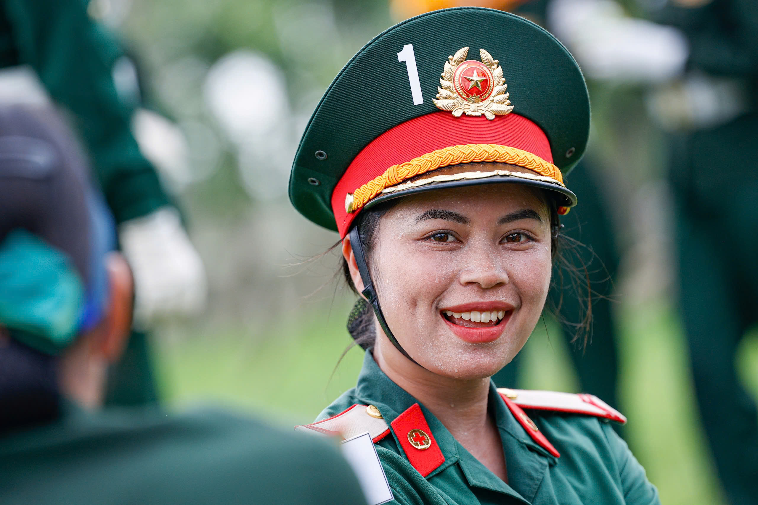 Hàng nghìn nữ chiến sĩ đổ mồ hôi trong buổi hợp luyện nhiệm vụ A80- Ảnh 16. Hàng nghìn nữ chiến sĩ đổ mồ hôi trong buổi hợp luyện nhiệm vụ A80- Ảnh 16.