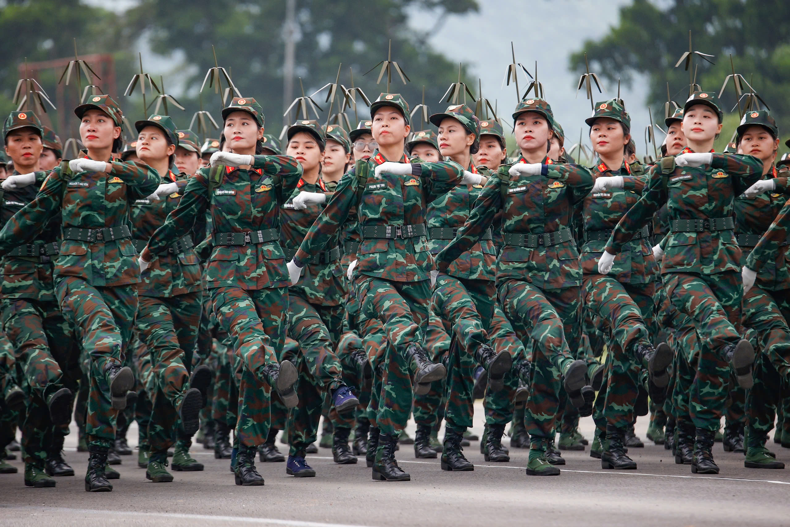 Hàng nghìn nữ chiến sĩ đổ mồ hôi trong buổi hợp luyện nhiệm vụ A80- Ảnh 8. Hàng nghìn nữ chiến sĩ đổ mồ hôi trong buổi hợp luyện nhiệm vụ A80- Ảnh 8.