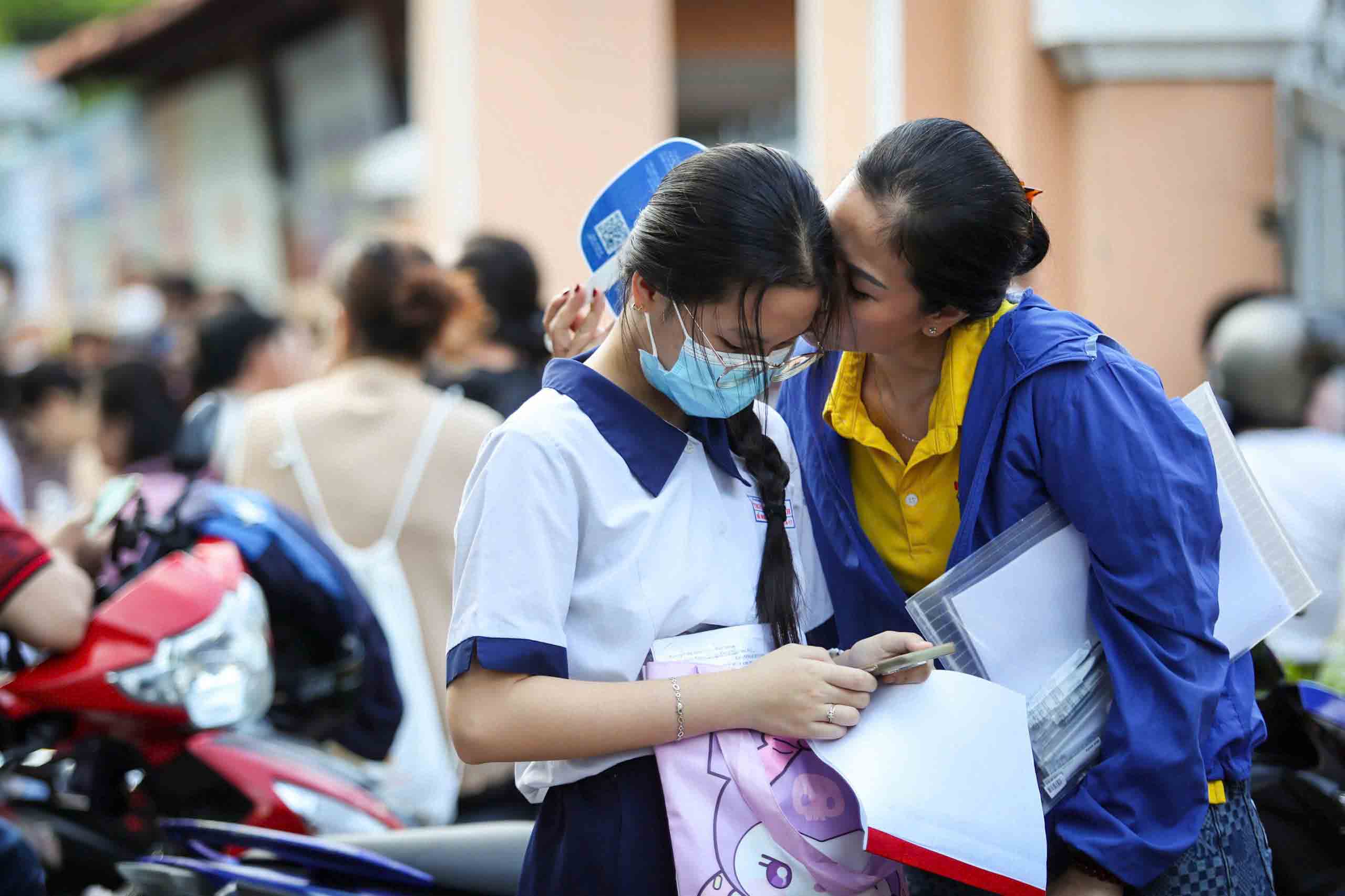 'Hai khuôn mặt' cảm xúc của cha mẹ khi con thi tốt nghiệp - Ảnh 1.