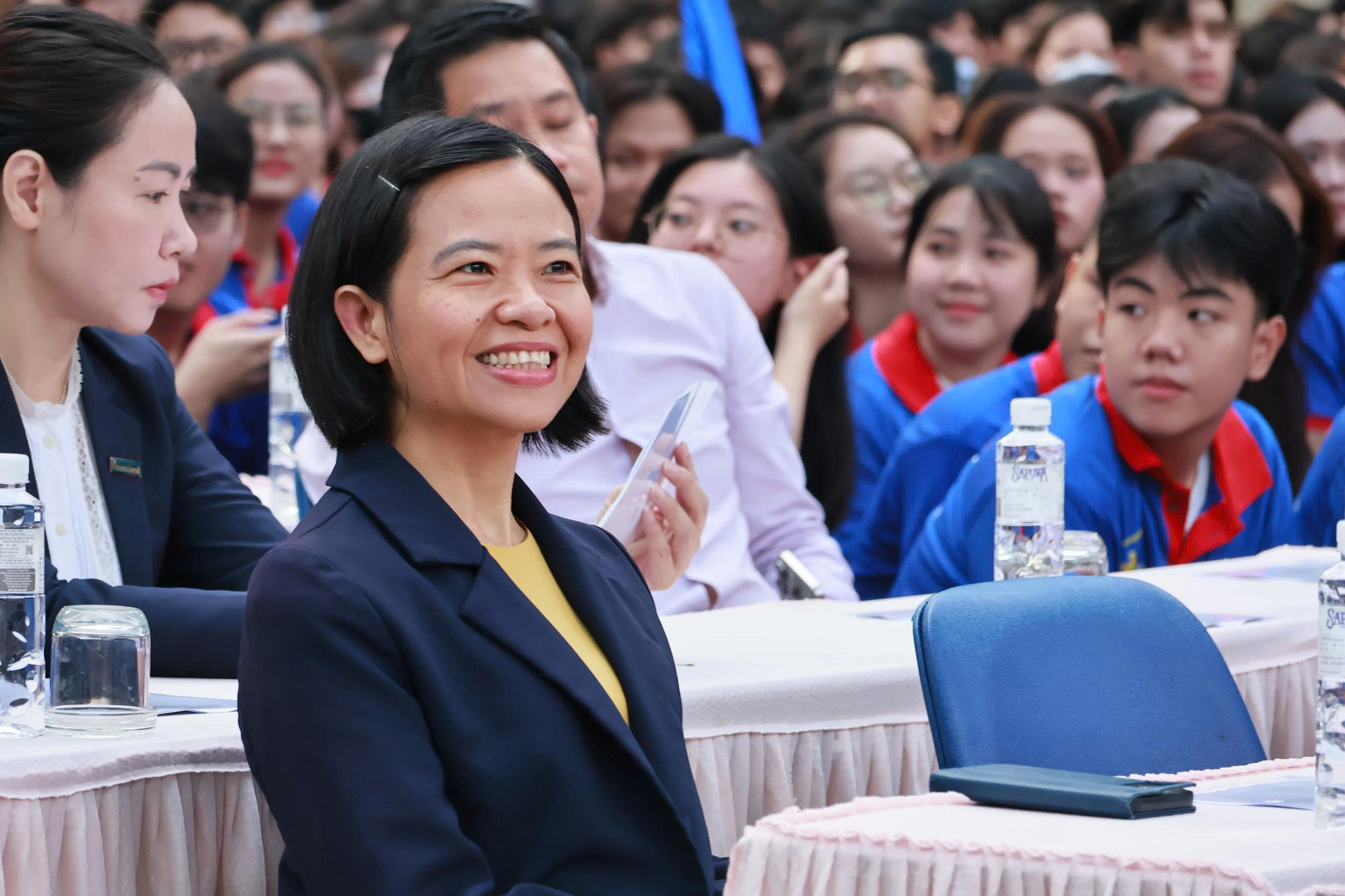 Thi tốt nghiệp THPT nhẹ nhàng cùng những trái tim trẻ hướng về thí sinh - Ảnh 1. Thi tốt nghiệp THPT nhẹ nhàng cùng những trái tim trẻ hướng về thí sinh - Ảnh 1.