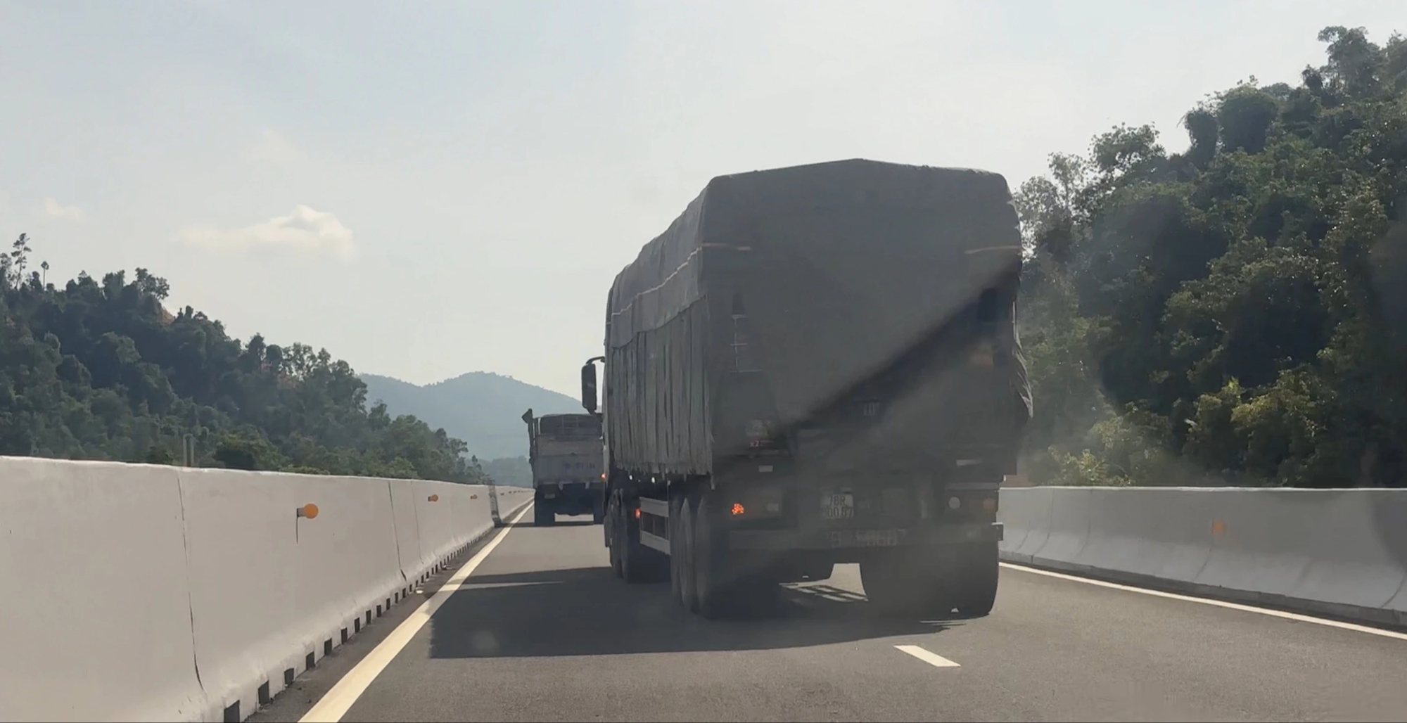 Hành vi vượt xe 'vô tội vạ' bị phạt nặng ra sao? - Ảnh 3.