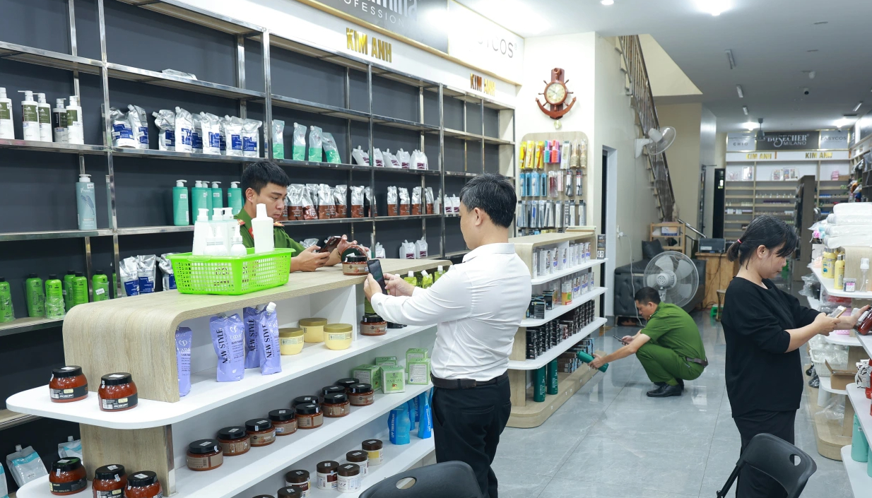 Quảng Trị: Phát hiện kho mỹ phẩm lậu hơn 2,5 tấn ở TP.Đông Hà- Ảnh 1. Quảng Trị: Phát hiện kho mỹ phẩm lậu hơn 2,5 tấn ở TP.Đông Hà- Ảnh 1.