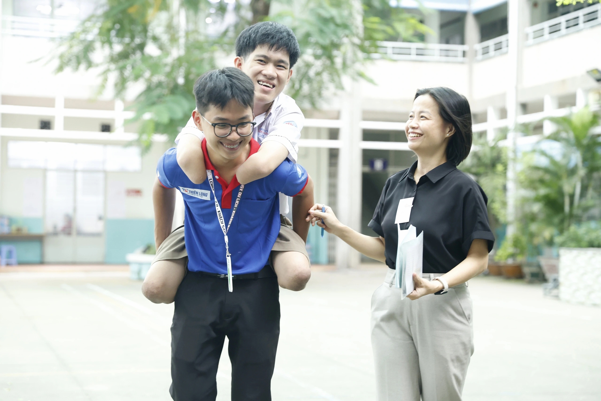 Thí sinh mất tứ chi thi tốt nghiệp THPT 2025: ‘Em sẽ tự viết khi làm bài - Ảnh 2.
