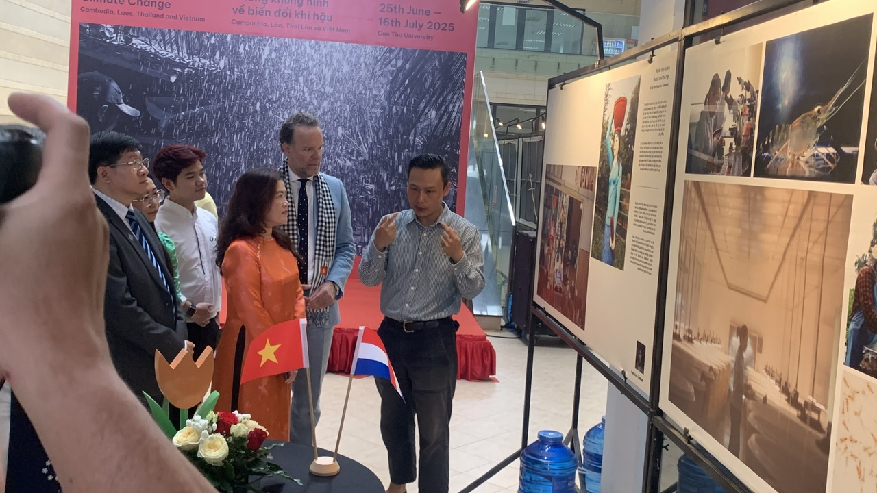 ງານວາງສະແດງຮູບພາບກ່ຽວກັບຜົນກະທົບຕໍ່ການປ່ຽນແປງຂອງດິນຟ້າອາກາດຢູ່ກຳປູເຈຍ, ລາວ, ໄທ, ຫວຽດນາມ - ຮູບທີ 2. Triển lãm ảnh tác động biến đổi khí hậu tại Campuchia, Lào, Thái Lan, Việt Nam- Ảnh 2.