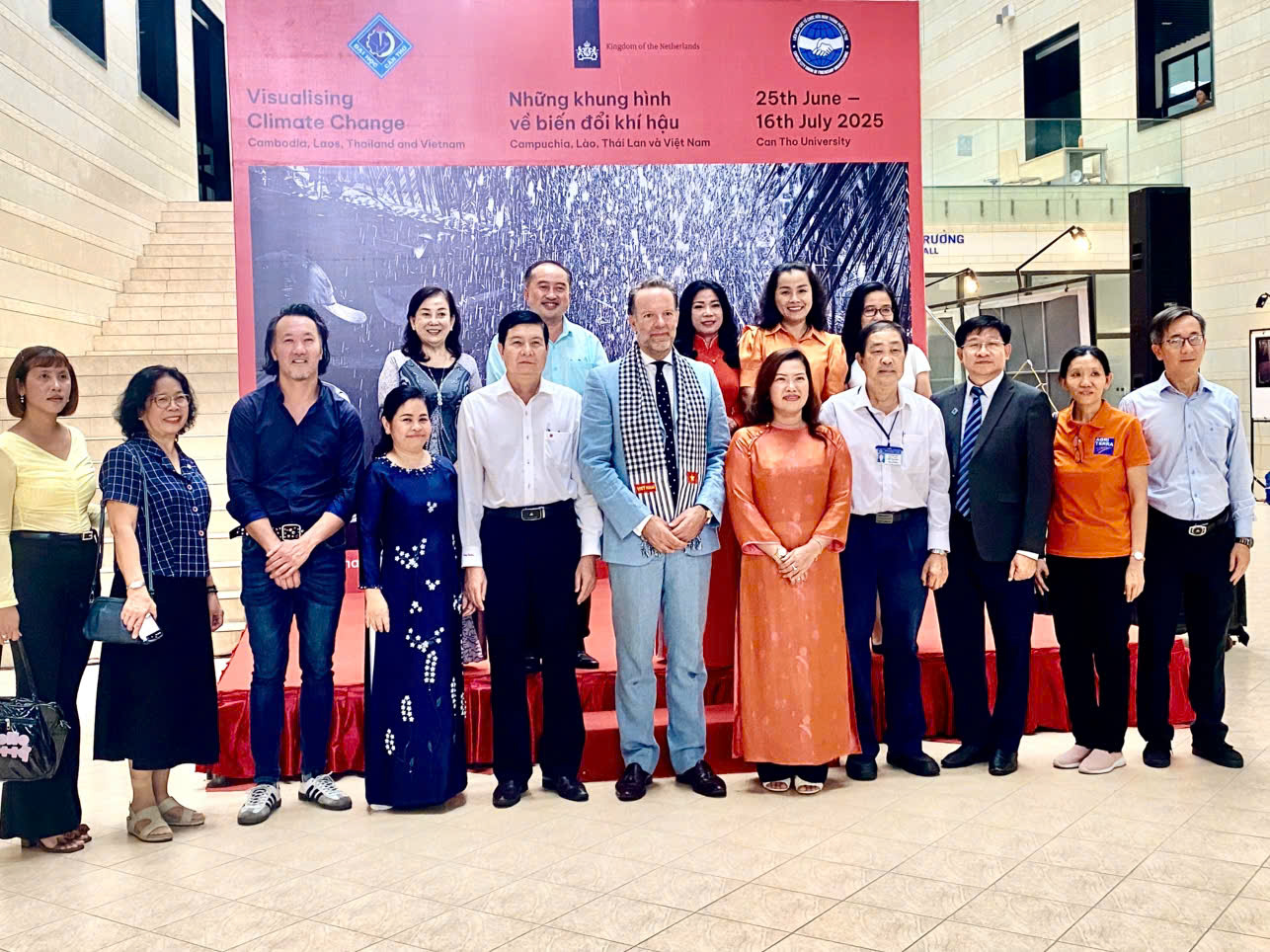 ງານວາງສະແດງຮູບພາບກ່ຽວກັບຜົນກະທົບຕໍ່ການປ່ຽນແປງຂອງດິນຟ້າອາກາດຢູ່ກຳປູເຈຍ, ລາວ, ໄທ, ຫວຽດນາມ - ຮູບທີ 3. Triển lãm ảnh tác động biến đổi khí hậu tại Campuchia, Lào, Thái Lan, Việt Nam- Ảnh 3.