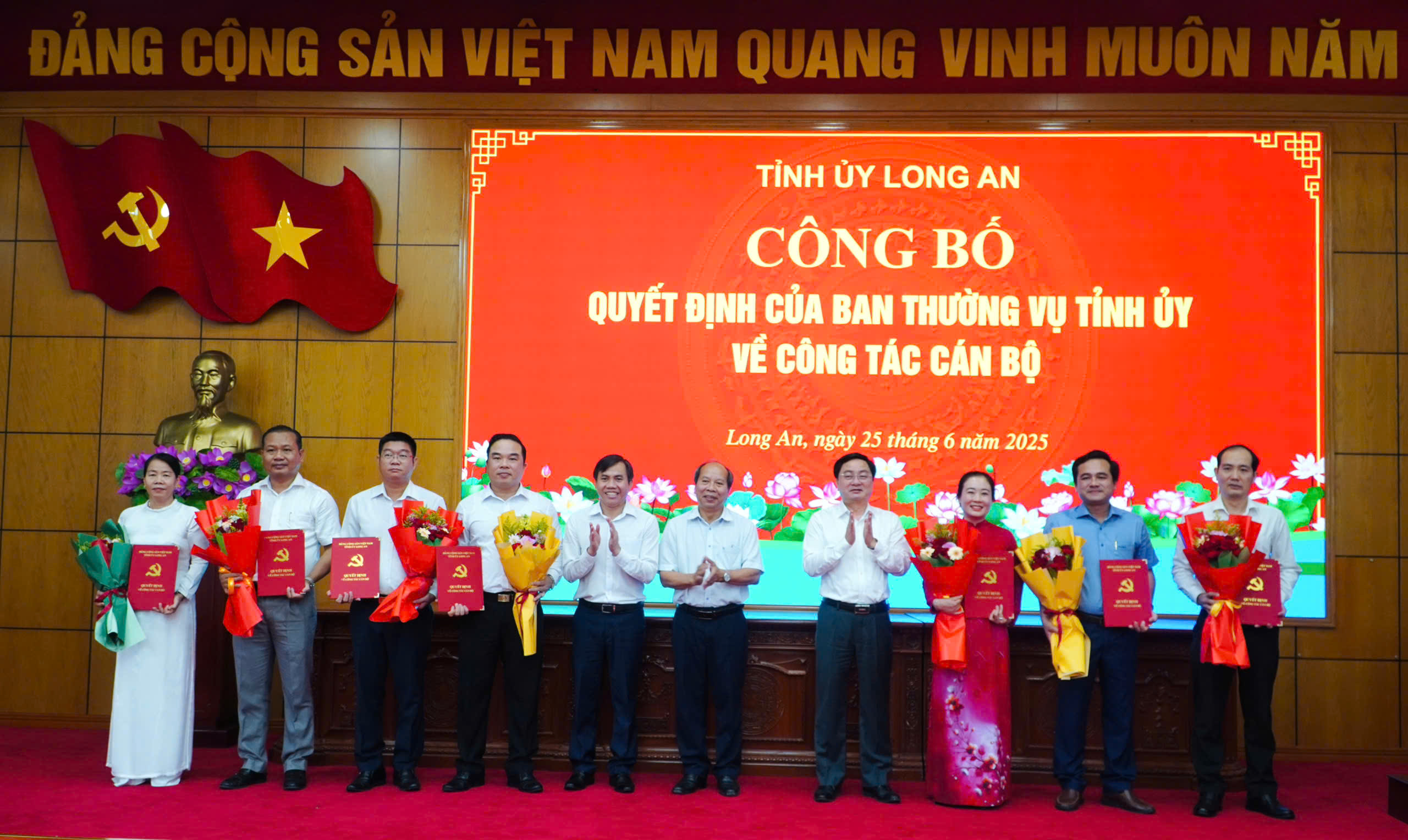 Long An: Công bố nhiều quyết định về công tác cán bộ - Ảnh 2.