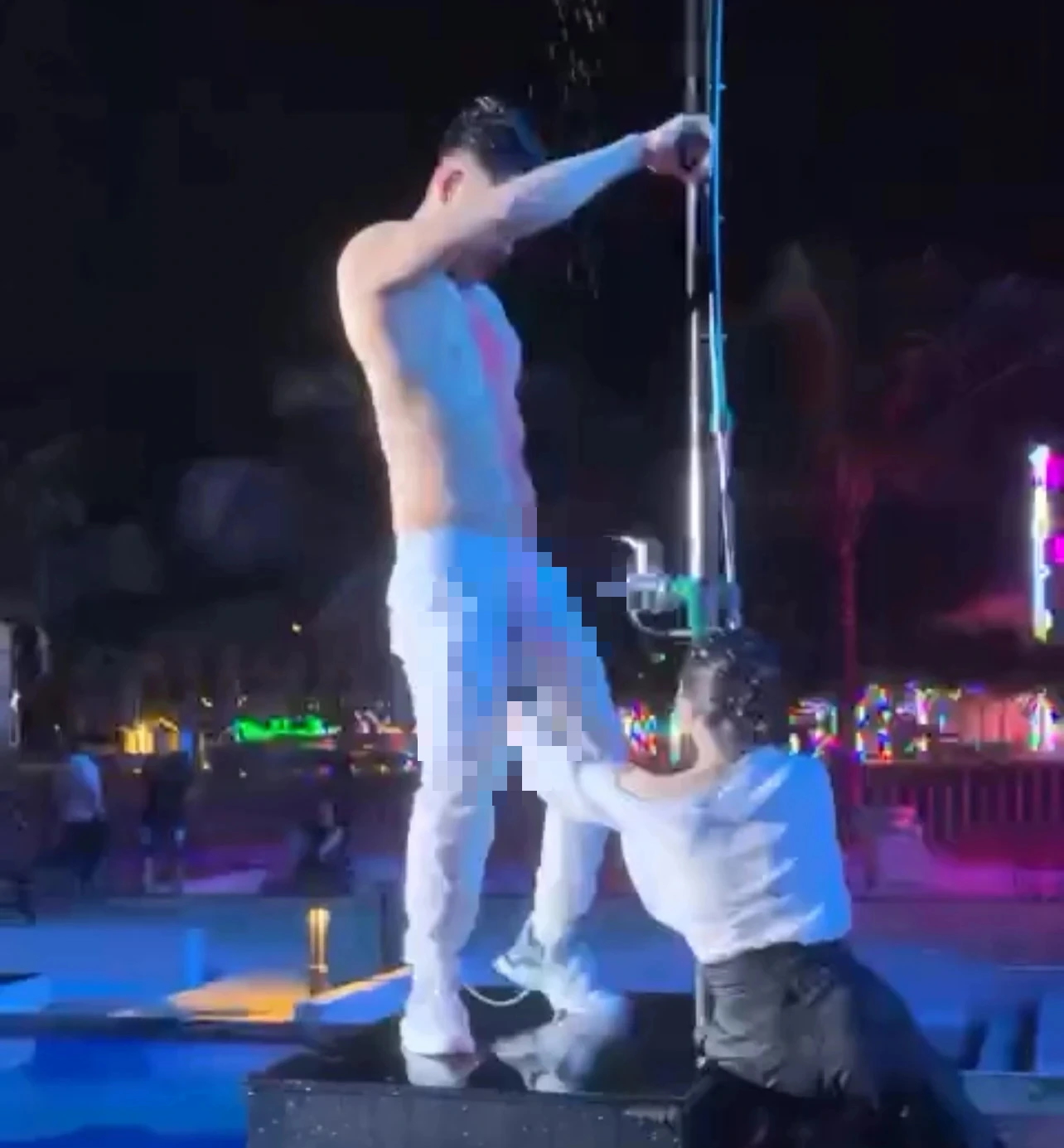 Hai học sinh tử vong vì điện giật tại quán bar biển Hạ Long - Ảnh 3.