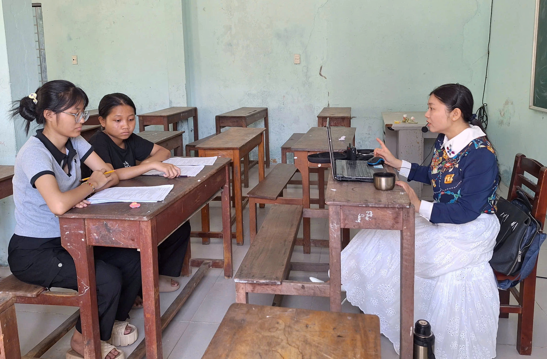 Đồng hành cùng sĩ tử Cơ Tu trước giờ bước vào kỳ thi tốt nghiệp THPT 2025- Ảnh 3. Đồng hành cùng sĩ tử Cơ Tu trước giờ bước vào kỳ thi tốt nghiệp THPT 2025 - Ảnh 3.