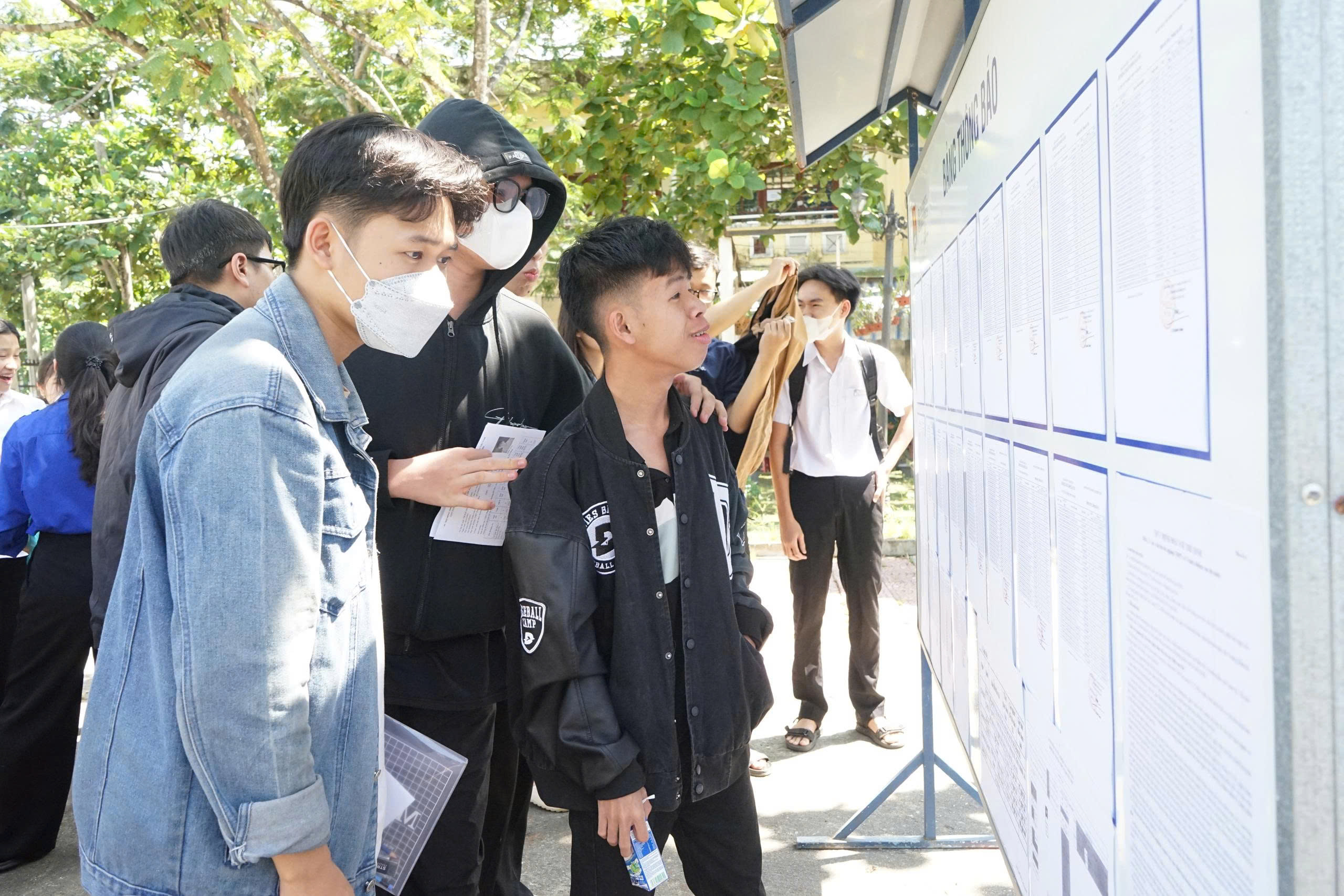 Đồng hành cùng sĩ tử Cơ Tu trước giờ bước vào kỳ thi tốt nghiệp THPT 2025- Ảnh 2. Đồng hành cùng sĩ tử Cơ Tu trước giờ bước vào kỳ thi tốt nghiệp THPT 2025 - Ảnh 2.