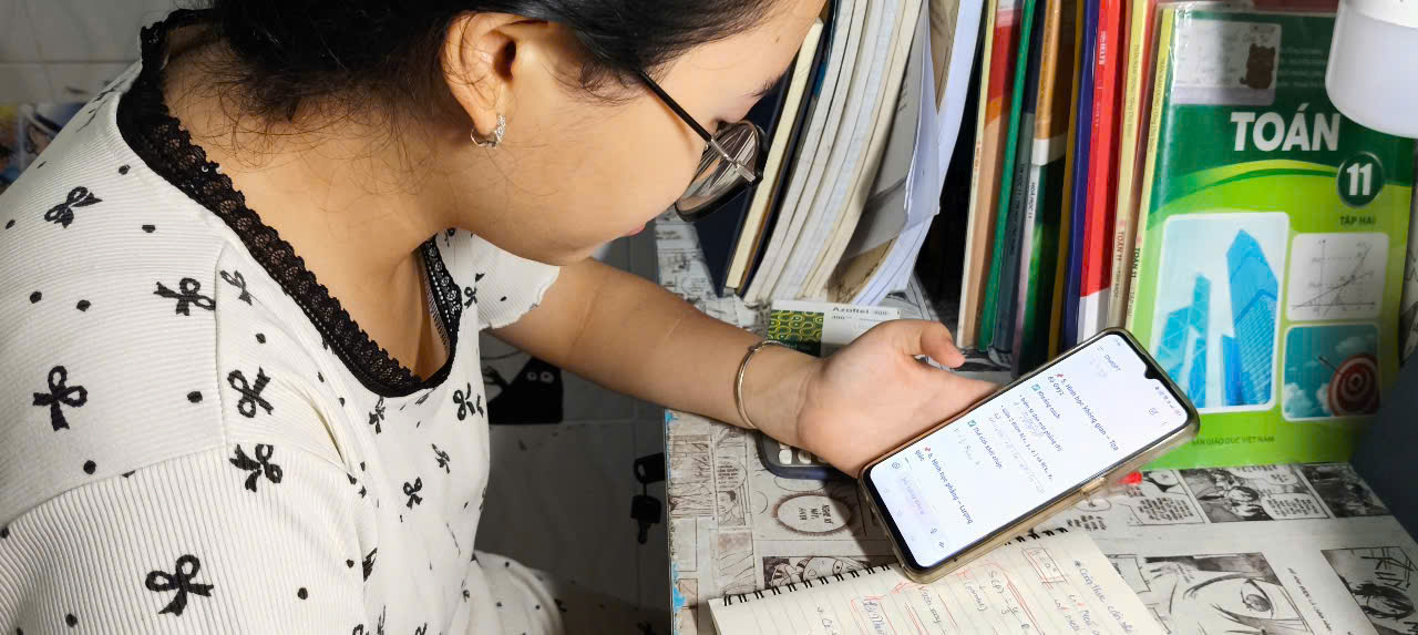 Thí sinh lớp 12 học cùng AI 2-3 giờ mỗi ngày trước thi tốt nghiệp THPT- Ảnh 2. Thí sinh lớp 12 học cùng AI 2-3 giờ mỗi ngày trước thi tốt nghiệp THPT- Ảnh 2.