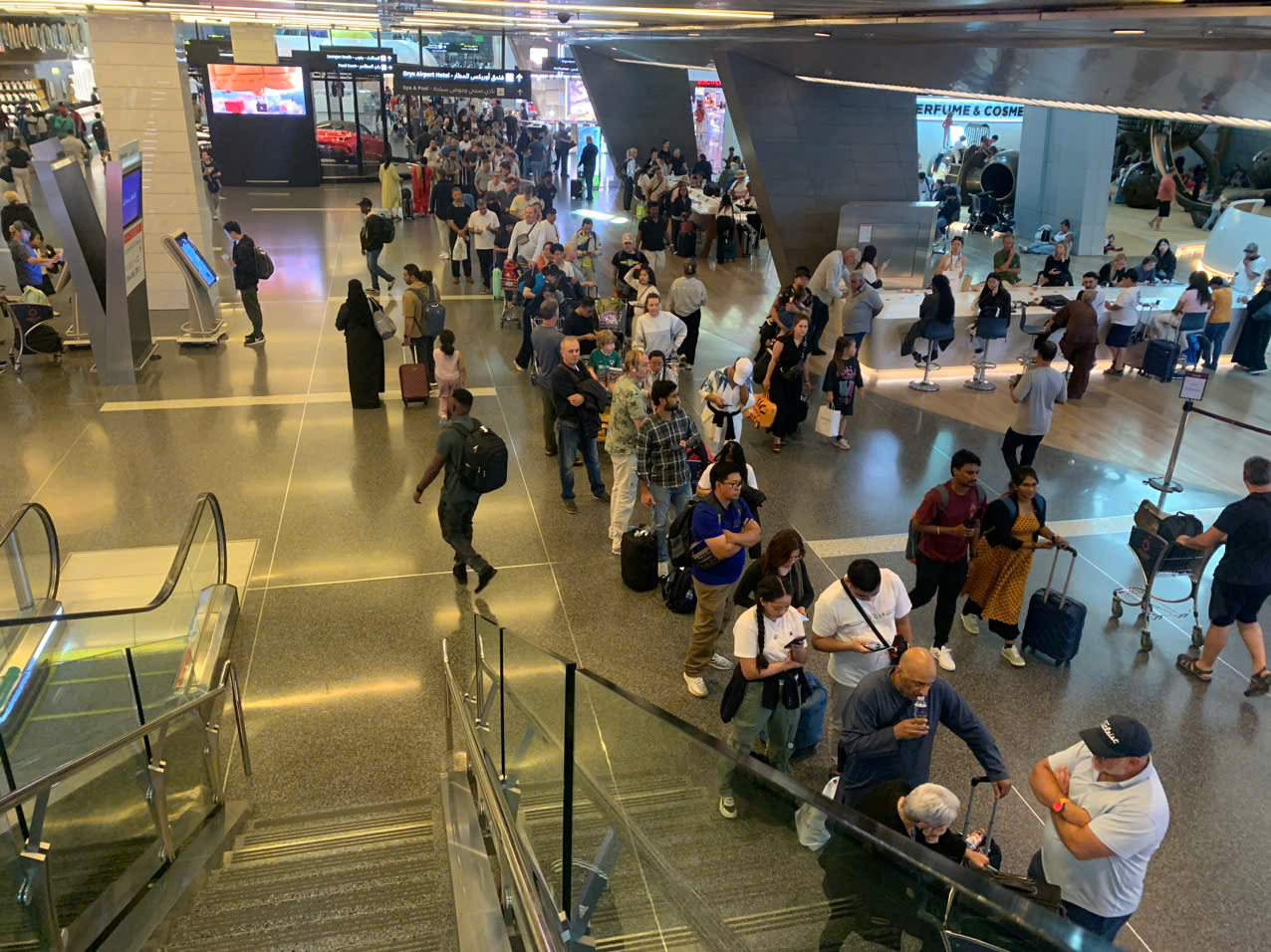 Kh&aacute;ch Việt vạ vật ở s&acirc;n bay Qatar v&igrave; delay, hủy chuyến do căng thẳng Israel-Iran - Ảnh 1.