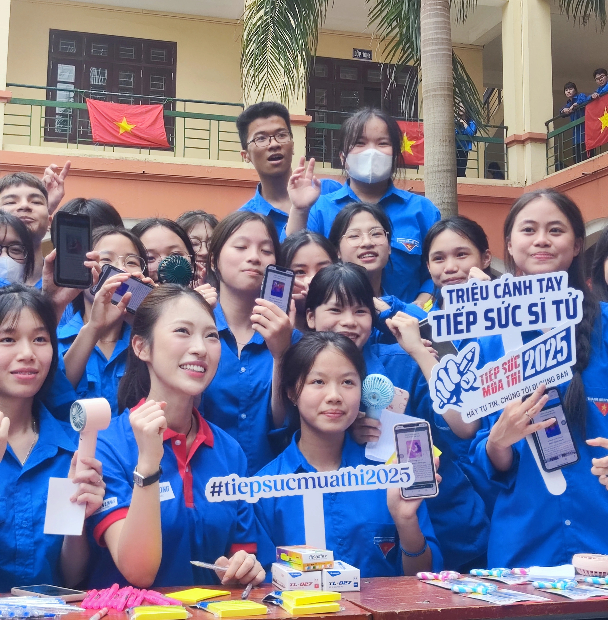 Thi tốt nghiệp THPT nhẹ nhàng cùng những trái tim trẻ hướng về thí sinh - Ảnh 3. Thi tốt nghiệp THPT nhẹ nhàng cùng những trái tim trẻ hướng về thí sinh - Ảnh 3.