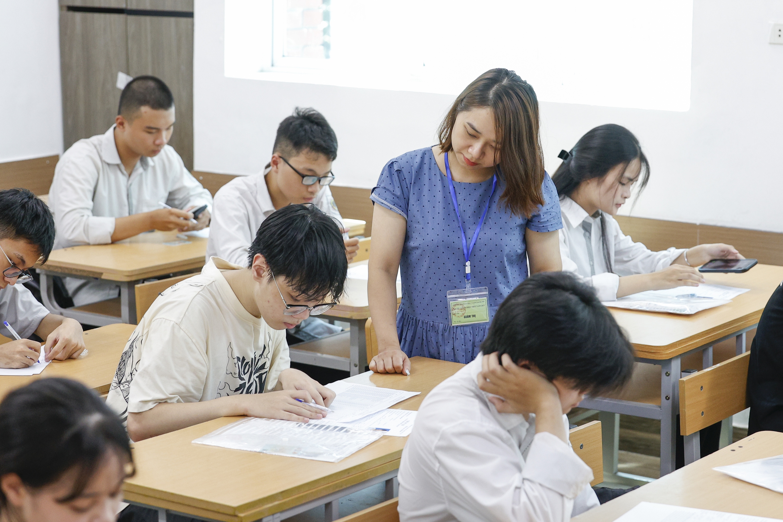 Thí sinh Hà Nội chuẩn bị cho kỳ thi tốt nghiệp THPT 2025 dưới nắng nóng - Ảnh 8. Thí sinh Hà Nội chuẩn bị cho kỳ thi tốt nghiệp THPT 2025 dưới nắng nóng - Ảnh 8.