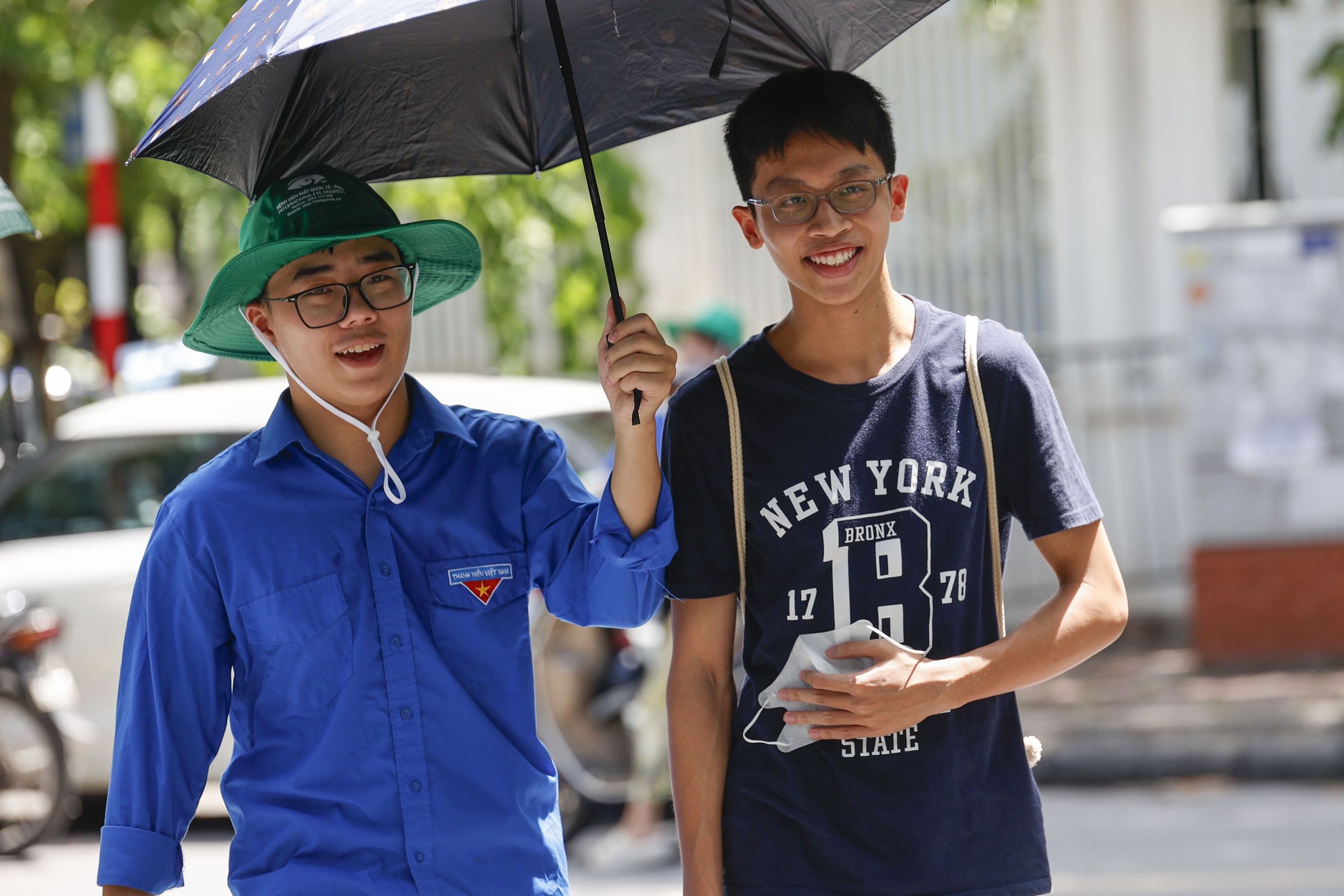 Thí sinh Hà Nội đội nắng đi làm thủ tục thi tốt nghiệp THPT Thí sinh Hà Nội đội nắng đi làm thủ tục thi tốt nghiệp THPT