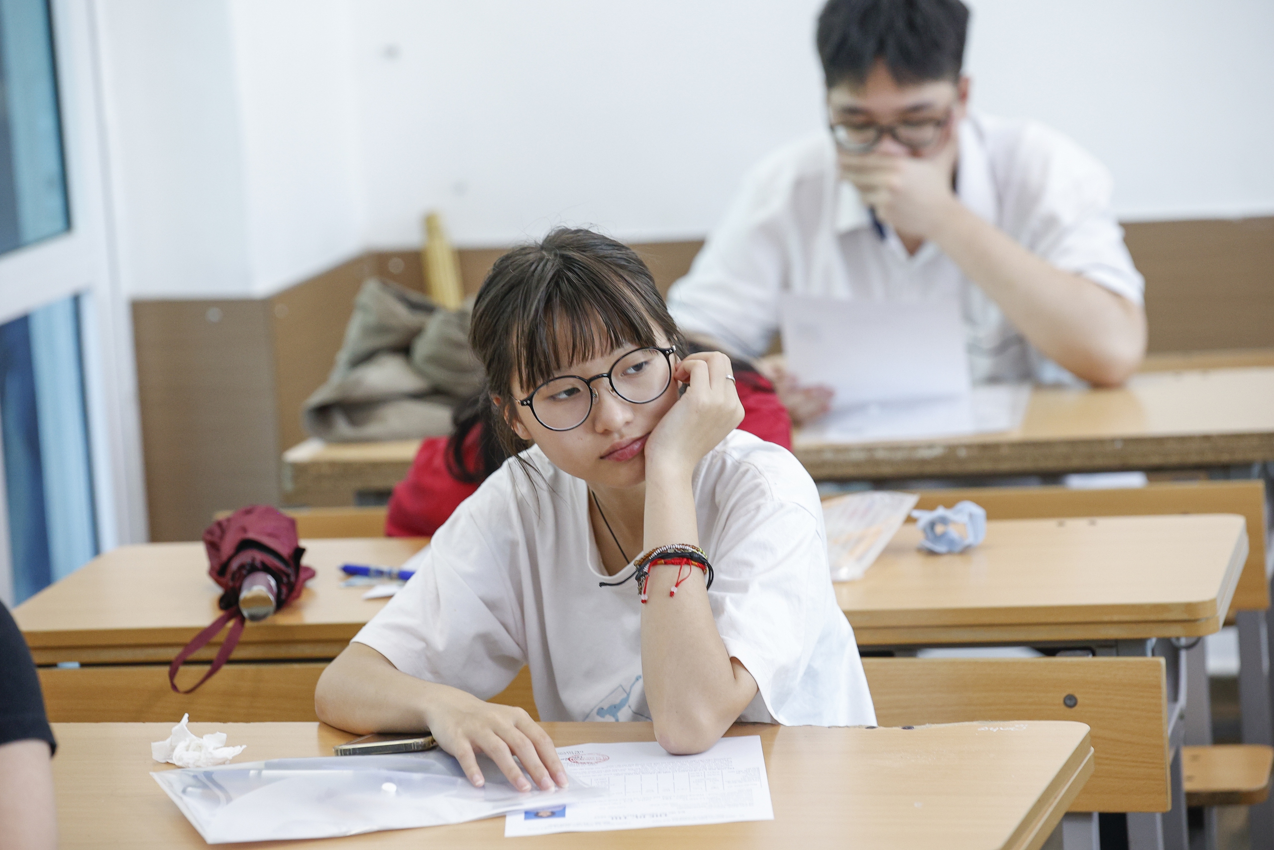Thí sinh Hà Nội chuẩn bị cho kỳ thi tốt nghiệp THPT 2025 dưới nắng nóng - Ảnh 10. Thí sinh Hà Nội chuẩn bị cho kỳ thi tốt nghiệp THPT 2025 dưới nắng nóng - Ảnh 10.