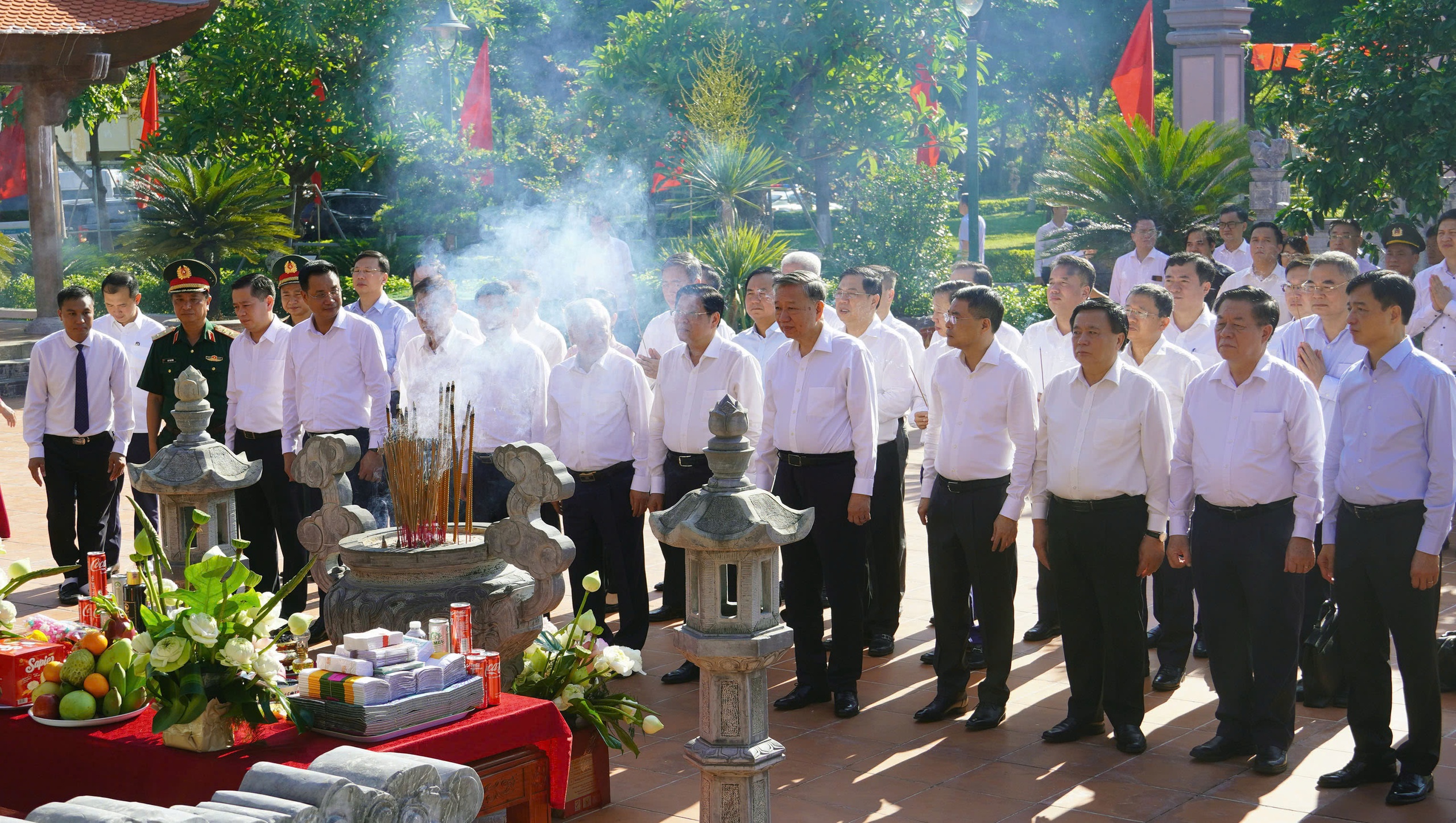 Tổng Bí thư Tô Lâm dâng hương tại Đền thờ Bác Hồ tại Quảng Bình- Ảnh 1. Tổng Bí thư Tô Lâm dâng hương tại Đền thờ Bác Hồ tại Quảng Bình- Ảnh 1.