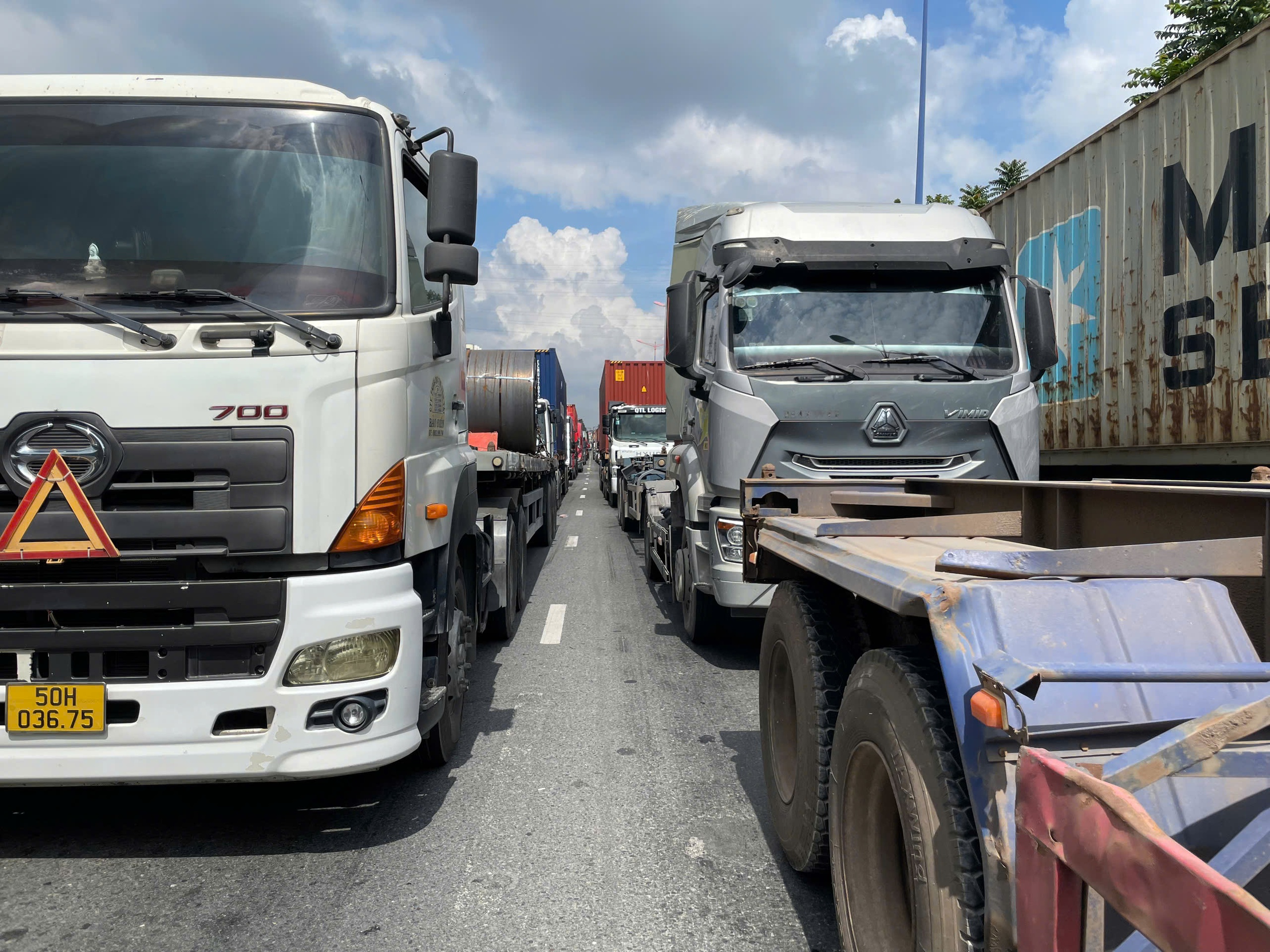 Ùn ứ tại cửa ngõ TP.HCM, dòng phương tiện 'chôn chân' nhiều giờ- Ảnh 3. Ùn ứ tại cửa ngõ TP.HCM, dòng phương tiện 'chôn chân' nhiều giờ- Ảnh 3.