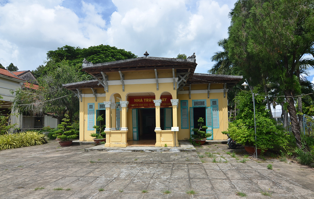 O músico Vinh Bao e a técnica única de tocar a cítara do sul do Vietnã - Foto 2. Nhạc sư Vĩnh Bảo và tuyệt kỹ ngón đờn tranh Nam bộ- Ảnh 2.
