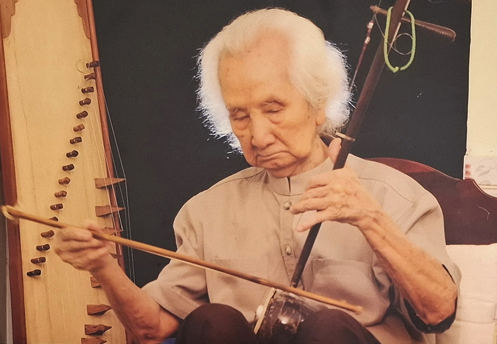 O músico Vinh Bao e a técnica única de tocar a cítara do sul do Vietnã - Foto 1. Nhạc sư Vĩnh Bảo và tuyệt kỹ ngón đờn tranh Nam bộ- Ảnh 1.