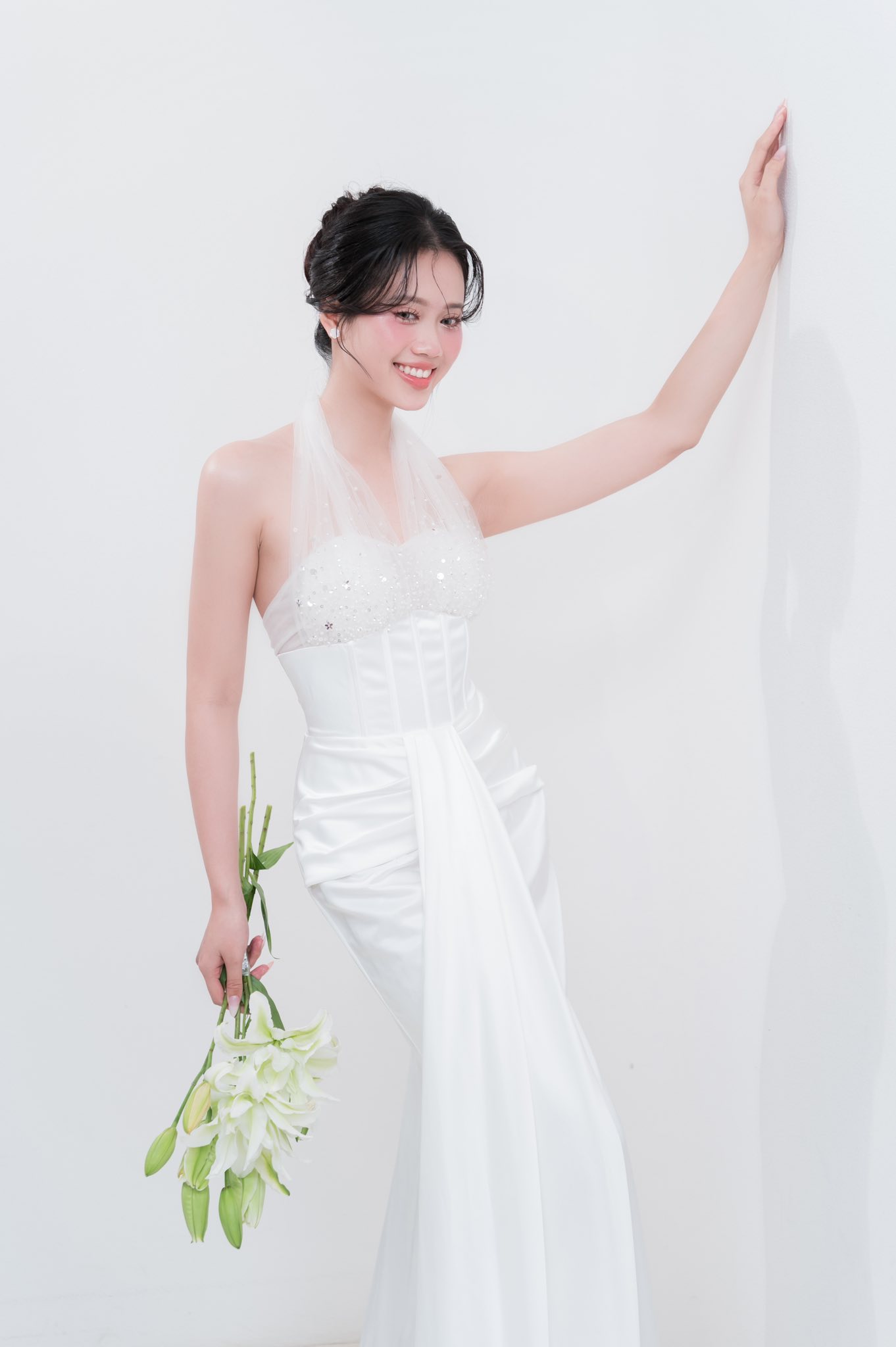 

Nhờ chiều cao ấn tượng và gương mặt cuốn hút, người đẹp 22 tuổi có cơ hội chụp lookbook cho các thương hiệu, nhà thiết kế theo nhiều phong cách khác nhau  